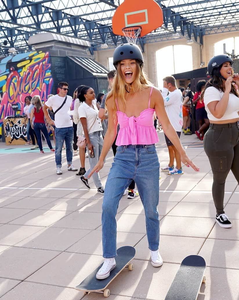 ニーナ・アグダルのインスタグラム：「Pretending to be a sk8ter girl in my @americaneagle curvy jeans tonight at the #aexyoungmoney party🤘 #aexme 💗 @weareshadow」