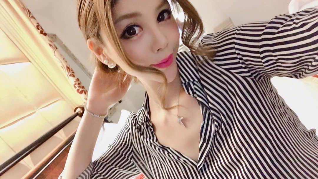 のインスタグラム：「天気悪めだから まとめhair💙💙 . 簡単ヘアアレンジ 色々研究しよ🥴🤞 . . #まとめ髪アレンジ #まとめ髪 #アップヘア #美容女子 #☔️〽️ #😡😡」