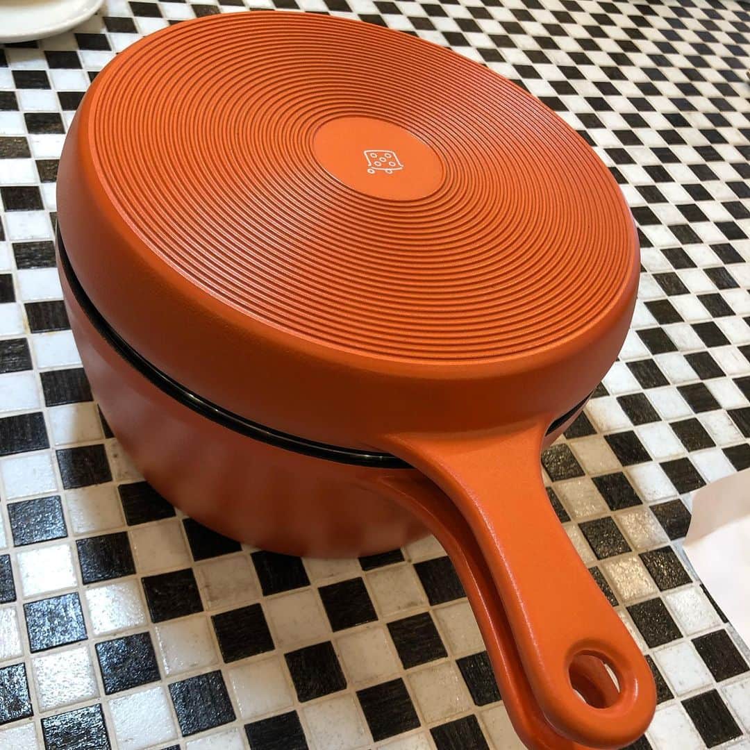 栗原心平さんのインスタグラム写真 - (栗原心平Instagram)「ツインパン開発中！上下共にフライパン🍳&鍋として使える優れものです。 収納も便利で色も大人のオレンジ色に。しかもアルミ鋳物なので軽量で内側フッ素加工です。 今秋発売できるかなあ？ #栗原心平 #shimpeikurihara #ツインパン #アルミ鋳物 #フッ素加工 #sharewithkuriharaharumi」7月16日 11時39分 - shimpei_kurihara