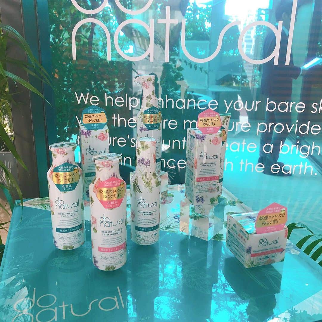 上田祥子さんのインスタグラム写真 - (上田祥子Instagram)「8月27日デビューのブランド、 do natural(ドゥーナチュラル)。 do organic の知見を生かして誕生した妹的ブランドで、天然由来成分90%以上で作られています。ストレスでゆらぐ肌を米由来グルコシルセラミドやアシタバエキスなどのナチュラル成分と香りでリカバリーへ。1800円〜2600円＋税という手に取りやすいプライスレンジも魅力。#donatural #ドゥーナチュラル #ナチュラルコスメ #天然由来成分 #skincare #instaskincare #スキンケア #japanesecosmetics #instacosmetics」7月16日 11時35分 - uedasachikoinsta