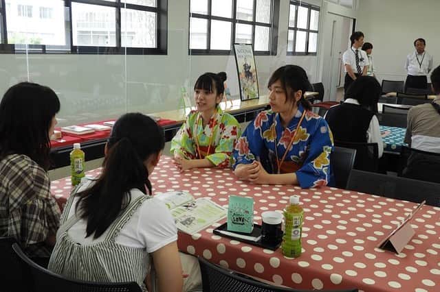 福岡女子短期大学さんのインスタグラム写真 - (福岡女子短期大学Instagram)「@文化教養学科 こんにちは、福岡女子短期大学です。 . 7月7日（日）に開催された「オープンキャンパス」にて、文化教養学科にご参加いただいた皆さま、ありがとうございました。 . 今回のオープンキャンパスでは、学生スタッフによる「学生Café」や「学科紹介」の他、体験授業として、書道入門講座〜講義「天神様の書のひみつ」、体験授業「短冊に願いを書こうー筆ペン美文字講座」を開講。ワークショップでは、「うちわアート書道～鳥獣戯画をペン筆で書こう～」や「ガラス風鈴絵付け～夏を涼しく彩ります～」を開催しました。蔵書数“約13万冊”の図書館見学も好評でした。 . 参加いただいた皆さまからいただいたコメントを一部ご紹介します。 . ◆とても行きたいと思いました。今年3回目ですが、毎回雰囲気が良くて良いなと思いました。 ◆うちわづくりなど、とても楽しかったです。また、是非次回も来たいです。 ◆文化教養学科がどんな授業を行っているのか分かった。また、個別相談で分からなかったことを聞くことができたので、この学校に入学したいと強く思った。 ◆体験授業の”天神様について”が面白かったです。 ◆生徒の方々も、先生方も、明るく優しい方ばかりでとても楽しかったです。ありがとうございました。 ◆ご飯が美味しかったです。在校生の方々がとても親切でした。先生方もとても親切で気軽に話しかけて下さったので楽しかったです。 ◆校風が良く、とても温かな感じがしました。企画も楽しかったです。 ◆ワープショップが楽しかったです。 ◆体験授業では文字に興味を持つことができ、実際に筆ペンを使って短冊を書いたりできて楽しかったです。文化教養学科について詳しく知ることができました。 . 次回のオープンキャンパスは、7月21日（日）に開催します。詳しい内容はWEBサイト（http://www.fukuoka-wjc.ac.jp/opencampus/）をご覧ください。 . 参加事前申込も受付中！予約フォームよりお申し込みください。 http://www.fukuoka-wjc.ac.jp/opencampus/entry_oc.html . 皆様のご参加をスタッフ一同お待ちしております。 . #福岡女子短期大学 #文化教養学科 #福女短 #本が好き #本が好きな人と繋がりたい #浴衣 #浴衣コーデ  #浴衣女子  #読書好きな人と繋がりたい #福岡女子短期大学文化教養学科 #高校生 #イベント #オープンキャンパス #オーキャン  #司書 #高校 #進路相談  #司書教諭 #司書になりたい #学校司書 #司書採用者全国トップクラス  #中学校教諭二種免許 #jk #ljk #fjk #sjk  #国語教諭 #国語教諭になりたい #国語教諭 . ========[ 資料請求 ]======== ． 新しい福岡女子短期大学の資料請求（2020大学案内）を無料送付中です。本学ホームページからお気軽に申し込みください。 . 子ども学科/健康栄養学科 音楽科/文化教養学科 ． 福岡女子短期大学 住所：‪‪‪‪福岡県太宰府市五条四丁目16番‬1号‬‬‬ tel：‪‪‪092-922-4034‬‬‬（代表） . ====== ====== ======」7月16日 11時36分 - fukuoka_wjc