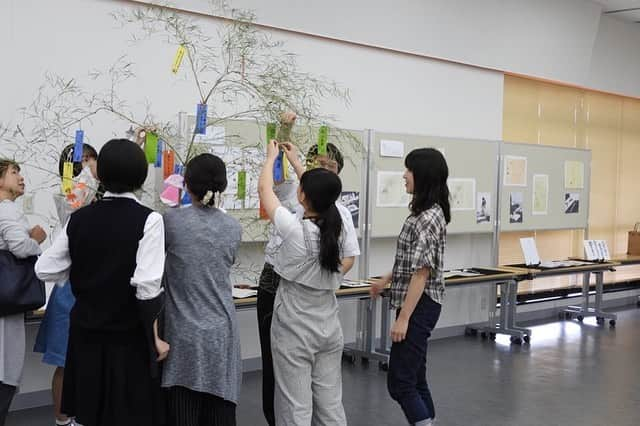 福岡女子短期大学さんのインスタグラム写真 - (福岡女子短期大学Instagram)「@文化教養学科 こんにちは、福岡女子短期大学です。 . 7月7日（日）に開催された「オープンキャンパス」にて、文化教養学科にご参加いただいた皆さま、ありがとうございました。 . 今回のオープンキャンパスでは、学生スタッフによる「学生Café」や「学科紹介」の他、体験授業として、書道入門講座〜講義「天神様の書のひみつ」、体験授業「短冊に願いを書こうー筆ペン美文字講座」を開講。ワークショップでは、「うちわアート書道～鳥獣戯画をペン筆で書こう～」や「ガラス風鈴絵付け～夏を涼しく彩ります～」を開催しました。蔵書数“約13万冊”の図書館見学も好評でした。 . 参加いただいた皆さまからいただいたコメントを一部ご紹介します。 . ◆とても行きたいと思いました。今年3回目ですが、毎回雰囲気が良くて良いなと思いました。 ◆うちわづくりなど、とても楽しかったです。また、是非次回も来たいです。 ◆文化教養学科がどんな授業を行っているのか分かった。また、個別相談で分からなかったことを聞くことができたので、この学校に入学したいと強く思った。 ◆体験授業の”天神様について”が面白かったです。 ◆生徒の方々も、先生方も、明るく優しい方ばかりでとても楽しかったです。ありがとうございました。 ◆ご飯が美味しかったです。在校生の方々がとても親切でした。先生方もとても親切で気軽に話しかけて下さったので楽しかったです。 ◆校風が良く、とても温かな感じがしました。企画も楽しかったです。 ◆ワープショップが楽しかったです。 ◆体験授業では文字に興味を持つことができ、実際に筆ペンを使って短冊を書いたりできて楽しかったです。文化教養学科について詳しく知ることができました。 . 次回のオープンキャンパスは、7月21日（日）に開催します。詳しい内容はWEBサイト（http://www.fukuoka-wjc.ac.jp/opencampus/）をご覧ください。 . 参加事前申込も受付中！予約フォームよりお申し込みください。 http://www.fukuoka-wjc.ac.jp/opencampus/entry_oc.html . 皆様のご参加をスタッフ一同お待ちしております。 . #福岡女子短期大学 #文化教養学科 #福女短 #本が好き #本が好きな人と繋がりたい #浴衣 #浴衣コーデ  #浴衣女子  #読書好きな人と繋がりたい #福岡女子短期大学文化教養学科 #高校生 #イベント #オープンキャンパス #オーキャン  #司書 #高校 #進路相談  #司書教諭 #司書になりたい #学校司書 #司書採用者全国トップクラス  #中学校教諭二種免許 #jk #ljk #fjk #sjk  #国語教諭 #国語教諭になりたい #国語教諭 . ========[ 資料請求 ]======== ． 新しい福岡女子短期大学の資料請求（2020大学案内）を無料送付中です。本学ホームページからお気軽に申し込みください。 . 子ども学科/健康栄養学科 音楽科/文化教養学科 ． 福岡女子短期大学 住所：‪‪‪‪福岡県太宰府市五条四丁目16番‬1号‬‬‬ tel：‪‪‪092-922-4034‬‬‬（代表） . ====== ====== ======」7月16日 11時36分 - fukuoka_wjc