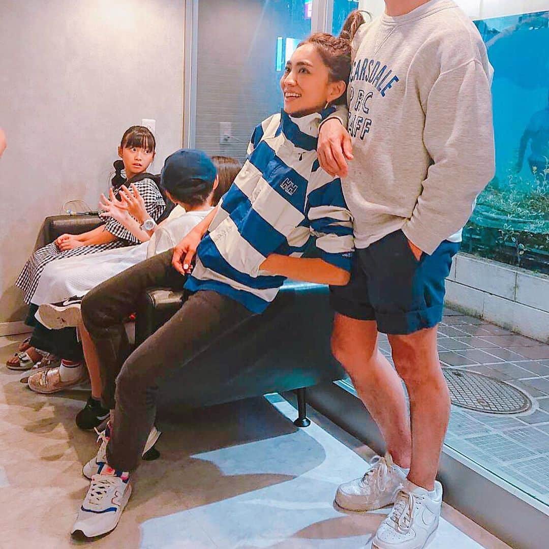 megumi matsuoさんのインスタグラム写真 - (megumi matsuoInstagram)「★★★ しょこたんのポケだちツアー最終日 ポケモンキッズのサラのステージ姿を見にきてくれました！ 私もステージを見ようと2階に上がったら、ちょうど2人が笑 （子どもたちはすでにキッズエリア） ⁑ ステージが終わって 思いのほか早く解散できたので 連絡をとって再び合流 焼肉へ笑 ⁑ 夜に2人と会ったのって… 去年の12月ぶり！ 最高に楽しい焼肉でした♥︎ ⁑ レインコートまで準備して見にきてくれてありがとー！！！ ⁑ ひろみちゃん親子（臨月なのに立ち見で見てくれてた涙）も来てくれてたんだけど写真が撮れなかった(*꒦ິ꒳꒦ີ) 赤ちゃん産まれたら会いに行くよー♥︎ ⁑ 帰りは東京駅のスタンプラリーw 疲れてたけど食べ過ぎたからそのままサラと歩いて帰った笑 ⁑ #ママ#ママライフ#ママコーデ#プチプラコーデ#松潤と二宮#松潤と二宮とアヤ#ポケだちツアー#ラテ#ラテ好き#スターバックスコーヒー#アラフォー#アラフォーママ#3児ママ#松潤カフェ#happy#smile」7月16日 11時40分 - sara_mira_