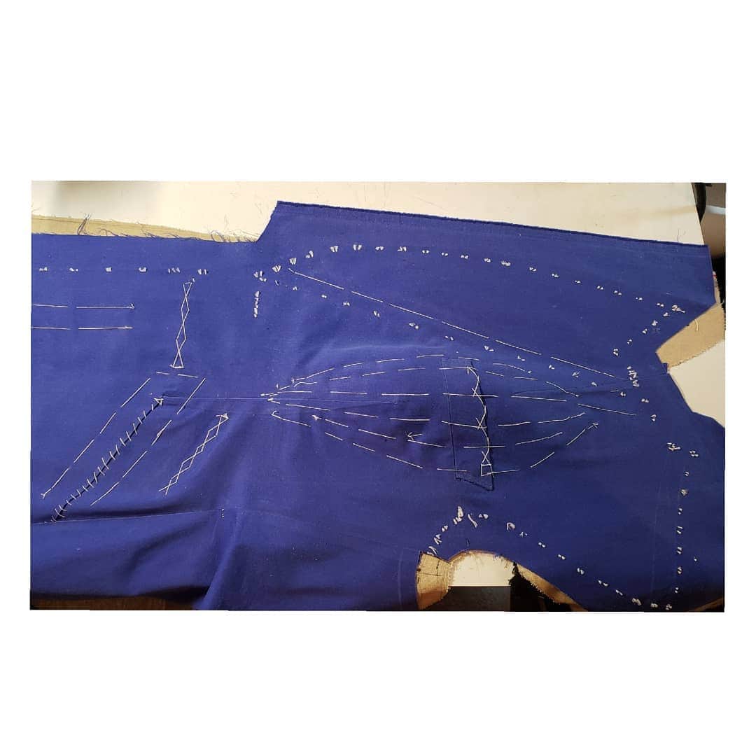 信國太志さんのインスタグラム写真 - (信國太志Instagram)「Blue cotton jacket for a gentleman into pumping his chest. ワークアウトマニアの紳士に。 #artisan #bespoketailor  #bespoke #mensfashion」7月16日 11時48分 - taishinobukuni