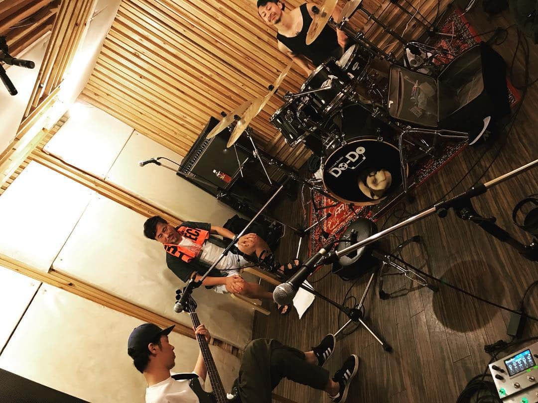 Larry のインスタグラム：「昨日は中百舌鳥のDO DOに集合。 まじめに曲作りもするんですよ。 #garlicboys #studiododo  #ge300mooer」