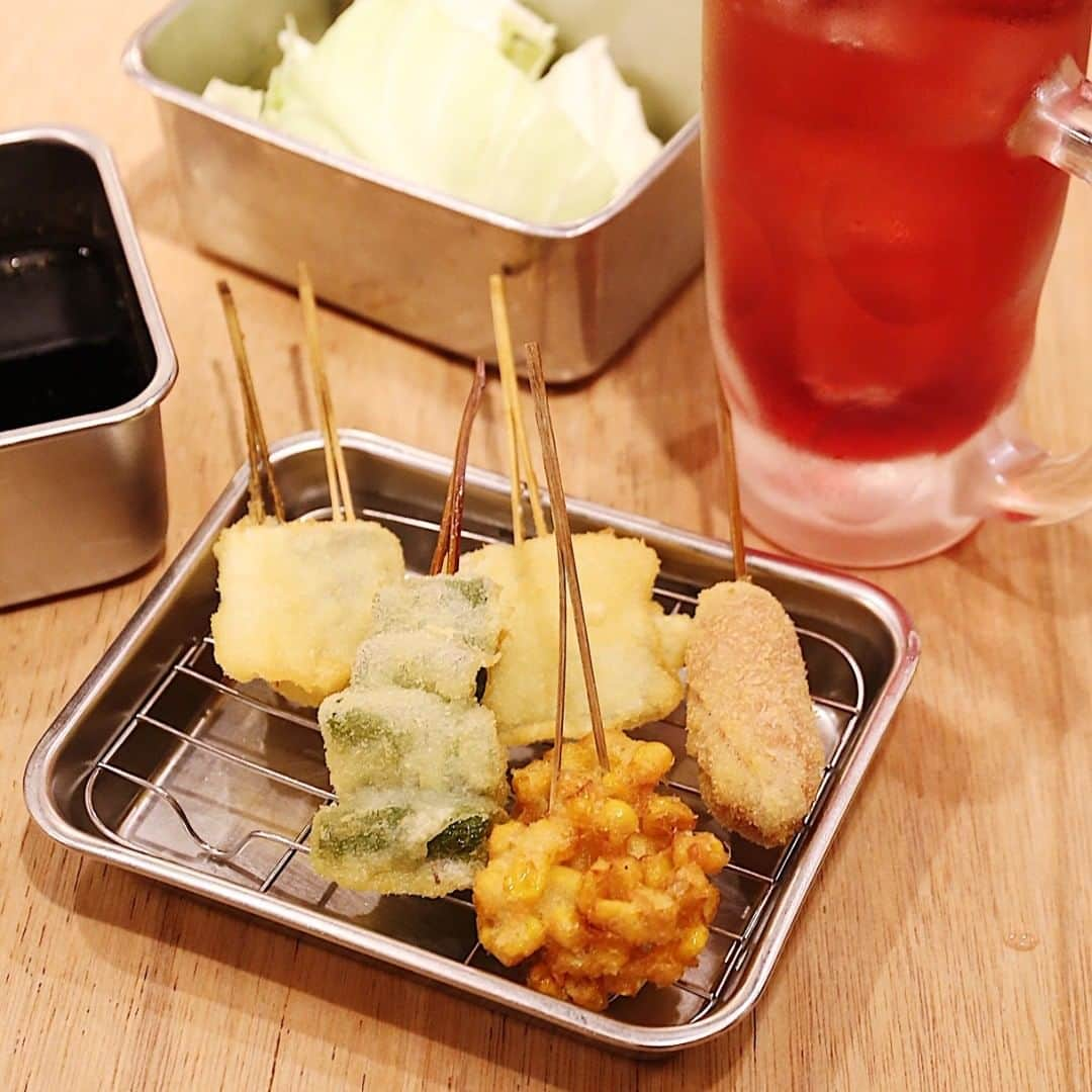 新宿西口ハルク ハル★チカ公式アカウントのインスタグラム：「It's raining for days. We recommend the 5skewers of  Kushikatsu at Dengana!! Why don't you try them!(^^)! * * ビールの美味しいシーズンが到来!! 旬のおつまみでグビッとどうぞ～(*^^)b * これから旬を迎える『太刀魚・鱧・万願寺とうがらし・粗挽きウィンナー・トウモロコシ』をお得に味わえる５串セットです！！ 今だけの味覚を、ぜひお楽しみくださ～い♪♪ * * ※８月末日までのご提供※ ・季節の５串セット　690円(税込) ・なにわハイボール　390円（税込） * * ※投稿画面を見せると、『１ドリンクサービス』♪♪ （瓶ビール、どでかシリーズを除く） * * #新宿西口ハルク #小田急ハルク #ハルク #食堂酒場ハルチカ #ハルチカ #新宿 #新宿西口 #飲酒タグラム #instafood #followme #tokyo #shinjuku #halc #haruchika #izakaya #kushikatsu #dengana #新宿メシ #新宿呑み #居酒屋 #はしご酒 #季節串 #どでかシリーズ #串 #なにわハイボール #串かつ #でんがな」