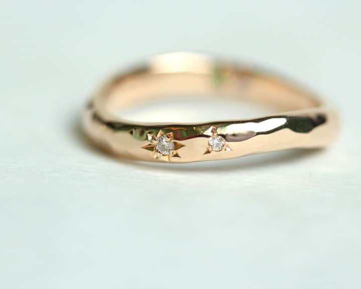 ith / イズ オーダメイド結婚指輪さんのインスタグラム写真 - (ith / イズ オーダメイド結婚指輪Instagram)「2015年に完成した結婚指輪に、 3年半の時を経て 新たにダイヤモンドをプラスしました。 . きっかけは、お子さまのご誕生です。 . 追加アレンジは、 母になった女性の指輪に 石留めを変えて2粒目のダイヤを。 . カーブのライン、そして 1粒目のダイヤと調和するよう工夫し 新たなリズムを生み出しました。 . . ご家族とともに育まれる、 幸せの結婚指輪です。 . . ithの指輪を  #イズマリッジ とつけて投稿してください🤳✨ 7/31(水)までInstagramキャンペーン開催中🎁🍀 . . #結婚指輪 #婚約指輪 #プロポーズ  #マリッジリング #エンゲージリング  #指輪 #ダイヤモンド #ブライダルジュエリー  #婚約 #プレ花嫁 #ペアリング #指輪選び  #ウェディングドレス #ナチュラルウェディング  #指輪探し #結婚指輪探し #ゴールドリング  #オーダーメイドリング #結婚式準備 #花嫁 #2019夏婚 #2019秋婚  #2019冬婚 #2020春婚 #一生もの #ストーリー #出産記念 #出産祝い」7月16日 11時55分 - ith_marriage