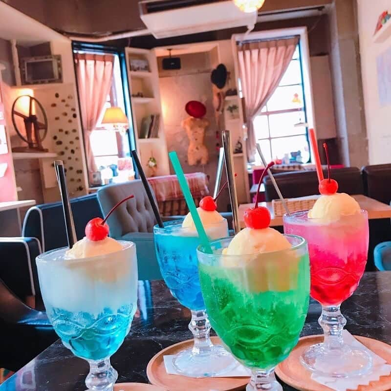 CHOCOのインスタグラム：「🍒🍹🍒🍹🍒🍹🍒 . #カラフルなクリームソーダ🍹💙💚💝 . レトロ感が可愛いくて癒される空間😍 どこか懐かしくて居心地◎🎶 つい長居しちゃうカフェだったよ☕️ . . #ブリキボタン #クリームソーダ #下北沢 #linefriends #withCHOCO」