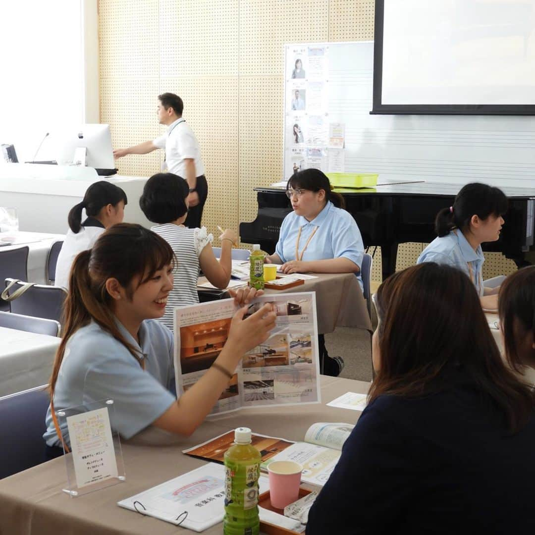 福岡女子短期大学さんのインスタグラム写真 - (福岡女子短期大学Instagram)「@音楽科 こんにちは、福岡女子短期大学です。 . 7月7日（日）に開催された「オープンキャンパス」にて、音楽科にご参加いただいた皆さま、ありがとうございました。 . 今回のオープンキャンパスでは、学生スタッフによる「学生Café」や「学科紹介」の他、体験授業では「ワンポイントレッスン・個別相談【要予約】」「 声楽の授業を体験してみよう」「トーンチャイム体験講座」を開催しました。今年の春にリニューアルされた校舎に移転したこともあり、音楽科施設見学ツアーは好評でした。 . 参加いただいた皆さまからいただいたコメントを一部ご紹介します。 . ◆ 学生さんの雰囲気がとても良かったです。トーンチャイムの体験授業も楽しかったです。 ◆ とても楽しく勉強になりました。 ◆ ワンポイントレッスンをして、少しの時間だったけど、たくさんのことを学べて良かったです。 ◆ 初めての大学のオープンキャンパスでしたが、雰囲気もよく、授業も新鮮で楽しかったです。 ◆ 校舎がきれいで設備がととのっていました。 ◆ くわしく説明してくださったので、分かりやすかったです！ ◆ 色んな事が1日でできて楽しかったです。 ◆ 初めて声の出し方やオペラ（声楽）をやってみて、体力づくりや発声が大事なんだなと思った。 . 次回のオープンキャンパスは、7月21日（日）に開催します。詳しい内容はWEBサイト（http://www.fukuoka-wjc.ac.jp/opencampus/）をご覧ください。 . ワンポイントレッスンを希望される方は、7月21日（日）については、ピアノ・声楽・電子オルガン・クラリネットのみ随時受付中！その他の楽器は、8月3日（土）・8月8日（木）の受付を行っています。詳しい内容はWEBサイト（http://www.fukuoka-wjc.ac.jp/opencampus/entry_music.html）をご覧ください。 . 参加事前申込も受付中！予約フォームよりお申し込みください。 http://www.fukuoka-wjc.ac.jp/opencampus/entry_oc.html . 皆様のご参加をスタッフ一同お待ちしております。 . #福女短 #福岡女子短期大学 #福岡女子短期大学音楽科 #福女短オーキャン #オープンキャンパス #高校生 #進路 #体験イベント #オーキャン #学校 #音楽 #音楽教諭 #音楽教諭の卵 #音楽の先生になりたい #音楽科 #進路相談 #未来の音楽家 #音楽療法 #福岡の女子短期大学 #高校1年生 #高校2年生 #高校3年生 #音大生 #音楽学部 #音大 #ドレス #進路 #👗 #女子力 #女子力アップ . ========[ 資料請求 ]======== ． 新しい福岡女子短期大学の資料請求（2020大学案内📕）を無料送付中です。本学ホームページ📲からお気軽に申し込みください🌟 . 子ども学科/健康栄養学科 音楽科/文化教養学科 ． 福岡女子短期大学 住所：‪‪‪‪福岡県太宰府市五条四丁目16番‬1号‬‬‬ tel：‪‪‪092-922-4034‬‬‬（代表） . =======================」7月16日 11時57分 - fukuoka_wjc