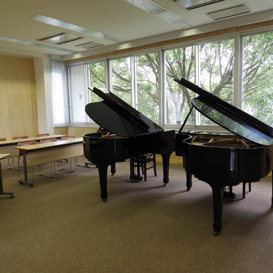 福岡女子短期大学さんのインスタグラム写真 - (福岡女子短期大学Instagram)「@音楽科 こんにちは、福岡女子短期大学です。 . 7月7日（日）に開催された「オープンキャンパス」にて、音楽科にご参加いただいた皆さま、ありがとうございました。 . 今回のオープンキャンパスでは、学生スタッフによる「学生Café」や「学科紹介」の他、体験授業では「ワンポイントレッスン・個別相談【要予約】」「 声楽の授業を体験してみよう」「トーンチャイム体験講座」を開催しました。今年の春にリニューアルされた校舎に移転したこともあり、音楽科施設見学ツアーは好評でした。 . 参加いただいた皆さまからいただいたコメントを一部ご紹介します。 . ◆ 学生さんの雰囲気がとても良かったです。トーンチャイムの体験授業も楽しかったです。 ◆ とても楽しく勉強になりました。 ◆ ワンポイントレッスンをして、少しの時間だったけど、たくさんのことを学べて良かったです。 ◆ 初めての大学のオープンキャンパスでしたが、雰囲気もよく、授業も新鮮で楽しかったです。 ◆ 校舎がきれいで設備がととのっていました。 ◆ くわしく説明してくださったので、分かりやすかったです！ ◆ 色んな事が1日でできて楽しかったです。 ◆ 初めて声の出し方やオペラ（声楽）をやってみて、体力づくりや発声が大事なんだなと思った。 . 次回のオープンキャンパスは、7月21日（日）に開催します。詳しい内容はWEBサイト（http://www.fukuoka-wjc.ac.jp/opencampus/）をご覧ください。 . ワンポイントレッスンを希望される方は、7月21日（日）については、ピアノ・声楽・電子オルガン・クラリネットのみ随時受付中！その他の楽器は、8月3日（土）・8月8日（木）の受付を行っています。詳しい内容はWEBサイト（http://www.fukuoka-wjc.ac.jp/opencampus/entry_music.html）をご覧ください。 . 参加事前申込も受付中！予約フォームよりお申し込みください。 http://www.fukuoka-wjc.ac.jp/opencampus/entry_oc.html . 皆様のご参加をスタッフ一同お待ちしております。 . #福女短 #福岡女子短期大学 #福岡女子短期大学音楽科 #福女短オーキャン #オープンキャンパス #高校生 #進路 #体験イベント #オーキャン #学校 #音楽 #音楽教諭 #音楽教諭の卵 #音楽の先生になりたい #音楽科 #進路相談 #未来の音楽家 #音楽療法 #福岡の女子短期大学 #高校1年生 #高校2年生 #高校3年生 #音大生 #音楽学部 #音大 #ドレス #進路 #👗 #女子力 #女子力アップ . ========[ 資料請求 ]======== ． 新しい福岡女子短期大学の資料請求（2020大学案内📕）を無料送付中です。本学ホームページ📲からお気軽に申し込みください🌟 . 子ども学科/健康栄養学科 音楽科/文化教養学科 ． 福岡女子短期大学 住所：‪‪‪‪福岡県太宰府市五条四丁目16番‬1号‬‬‬ tel：‪‪‪092-922-4034‬‬‬（代表） . =======================」7月16日 11時57分 - fukuoka_wjc