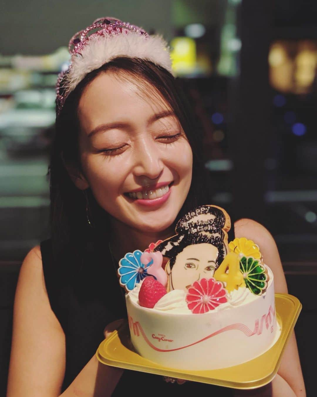 橘佳奈さんのインスタグラム写真 - (橘佳奈Instagram)「今年も おめでとう🎂❤️ _ 7月13日に誕生した←言い方 なつひのお祝いしました♡ 何年祝っても祝いきれないほどのおめでとうとありがとうです。 今年もあなたの向日葵みたいな笑顔がいっぱい見れた🌻 みんなでお祝い出来て良かった😌 _ 心からおめでとう。 _ #今年のアイシングデザインは @moecochalkart 作 #ほんま毎年最高 #アイシング作は @megumi_chiba_ ちゃんありがとう #生まれてきてくれてありがとう #ママとパパありがとう #おかめおめでとう #birthday #7月は好きな人達の誕生日が多い #今日は2人におめでとうだ♡」7月16日 12時00分 - tachibana__kana