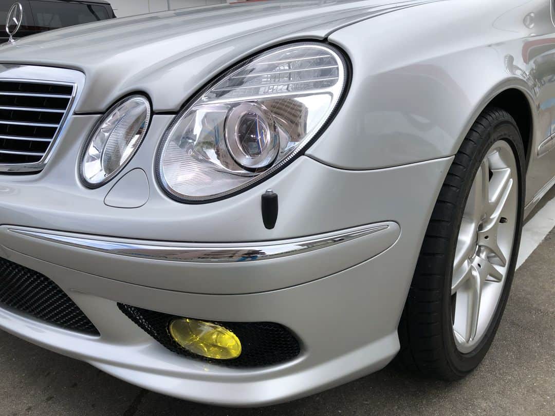 のインスタグラム：「. 車種： #メルセデスベンツ #Eクラス #W211 H.16年式 オーナー： collon.hisaki様 (@collon.0105) 取付商品: #fclカラーチェンジledバルブ . 今までフォグの色を黄色にしようかホワイトにするかと悩んでましたが切り替え式のLEDフォグバルブがあるのを知り検索しました！バイクにもfcl.を装着しており二年経った今でも故障が無いので安心できると思いクルマ用にも購入してみました。安い他社製品とは桁違いの明るさがあります。 また、故障の心配も少ないため結果的に安くすみます。 今後もfcl製品を使い続けていきたいので、さらに素敵なお品の発売を楽しみにしております！ . ▶お買いものは写真内のタグをタップ！ またはプロフィールのリンクからどうぞ →@fcl_ledhid . . . . . #fcl #車のある風景 #カスタムカー #車いじり #愛車 #写真好きな人と繋がりたい #車好き #車好きな人と繋がりたい #車撮影 #車好きと繋がりたい #ファインダー越しの私の世界 #車の写真が好きな人と繋がりたい #愛車のある風景 #愛車自慢 #mercedes#mercedesbenz #ベンツ #eclass #輸入車 #ベンツeクラス #w212  #ベンツ好きな人と繋がりたい #amg #mercedesbenzjapan #benzeclass」