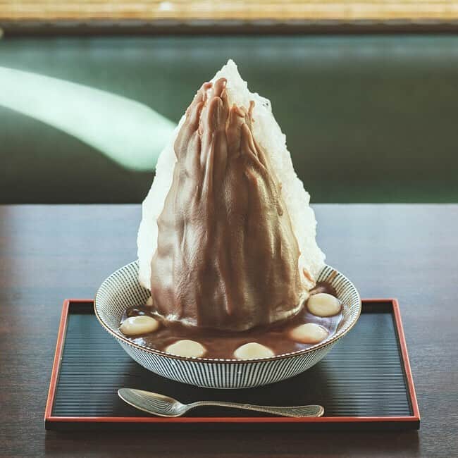 オズモール編集部さんのインスタグラム写真 - (オズモール編集部Instagram)「【かき氷の魅力を再発見🍧ひんやりおいしい東京の名物かき氷 vol.20】 ㅤㅤㅤㅤㅤㅤㅤㅤㅤㅤㅤㅤㅤ 創業80年の歴史を持つ老舗の和菓子屋「志むら」では、“崖”のようなスタイルのかき氷を堪能することができます✨ ㅤㅤㅤㅤㅤㅤㅤㅤㅤㅤㅤㅤㅤ 代表するかき氷「生いちご」は、果実がゴロゴロ入っており、上には“紅ほっぺ”を使用した自家製シロップがたっぷり🍓 ㅤㅤㅤㅤㅤㅤㅤㅤㅤㅤㅤㅤㅤ また、代々受け継がれているお店自慢のこしあんと、モチモチの白玉がトッピングされたかき氷「白玉」は、隠れた人気を誇るメニューです✨ ㅤㅤㅤㅤㅤㅤㅤㅤㅤㅤㅤㅤㅤ 定番メニューに加えて、これからの時期はすももやずんだなど、和菓子のように四季を楽しめる季節限定メニューもラインナップ🍑 ㅤㅤㅤㅤㅤㅤㅤㅤㅤㅤㅤㅤㅤ メディアでも注目されているかき氷に加え、創業間もない頃から愛されている「九十九餅（つくももち）」をはじめ、伝統的な和菓子も必見です。 ㅤㅤㅤㅤㅤㅤㅤㅤㅤㅤㅤㅤㅤ 「志むら」紹介ページはこちら https://www.ozmall.co.jp/sweets/kakigori/article/18402/ ㅤㅤㅤㅤㅤㅤㅤㅤㅤㅤㅤㅤㅤ @ozmall_editors  #オズモール #オズマガジン #東京女子部 #かき氷 #かき氷巡り #かき氷部 #カキ氷#かきごーらー #かきごおりすと #スイーツ好き #スイーツ女子 #かき氷好きな人と繋がりたい #スイーツ好きな人と繋がりたい#目白カフェ#志むら #スイーツ部 #ひんやりスイーツメモ #スイーツ巡り#東京カフェ」7月16日 12時10分 - ozmall_editors