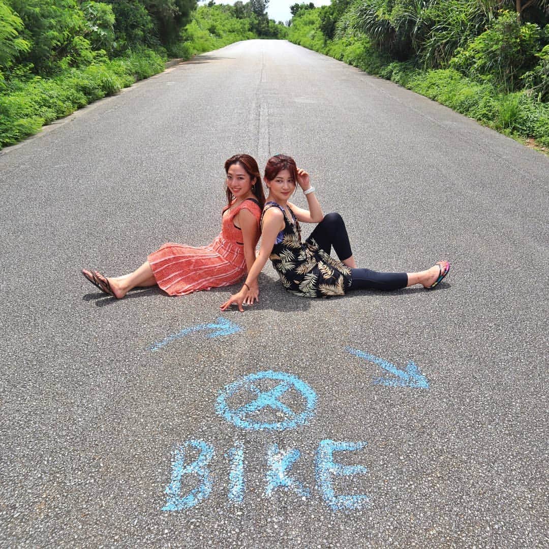 Hairmake Shinoさんのインスタグラム写真 - (Hairmake ShinoInstagram)「🌿🌿🌿 ． 宮古島のインスタスポット📷 ． トライアスロンのバイク競技の折り返し地点がいつの間にか、撮影されるようになったんだって(^^) ． 普通の道だから車に引かれないように💓 ． ． #沖縄#宮古島 #沖縄旅行 #宮古島旅行 #miyakojima #旅スタグラム#旅好き女子#okinawatrip #okinawa #ブルータートル #daily_photo_japan #visitjapan #japan_daytime_view  #japan_vacations#lovers_nippon #best_of_japan #夏旅#旅行#jaran_travel  #ここにitta #TabiTabi#JTBで旅したい#japandailies #jpdaily#stayway_japan #stayway_girls#stayway_女子旅 #カメラ越しの私の世界 #ファインダー越しの私の世界 #カメラ女子」7月16日 12時21分 - hairmakeshino