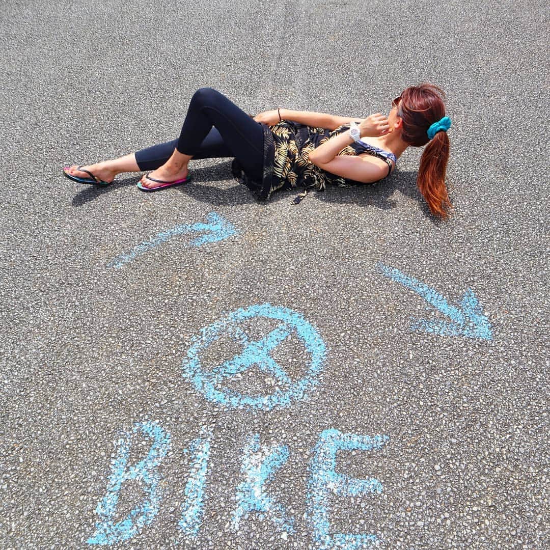Hairmake Shinoさんのインスタグラム写真 - (Hairmake ShinoInstagram)「🌿🌿🌿 ． 宮古島のインスタスポット📷 ． トライアスロンのバイク競技の折り返し地点がいつの間にか、撮影されるようになったんだって(^^) ． 普通の道だから車に引かれないように💓 ． ． #沖縄#宮古島 #沖縄旅行 #宮古島旅行 #miyakojima #旅スタグラム#旅好き女子#okinawatrip #okinawa #ブルータートル #daily_photo_japan #visitjapan #japan_daytime_view  #japan_vacations#lovers_nippon #best_of_japan #夏旅#旅行#jaran_travel  #ここにitta #TabiTabi#JTBで旅したい#japandailies #jpdaily#stayway_japan #stayway_girls#stayway_女子旅 #カメラ越しの私の世界 #ファインダー越しの私の世界 #カメラ女子」7月16日 12時21分 - hairmakeshino