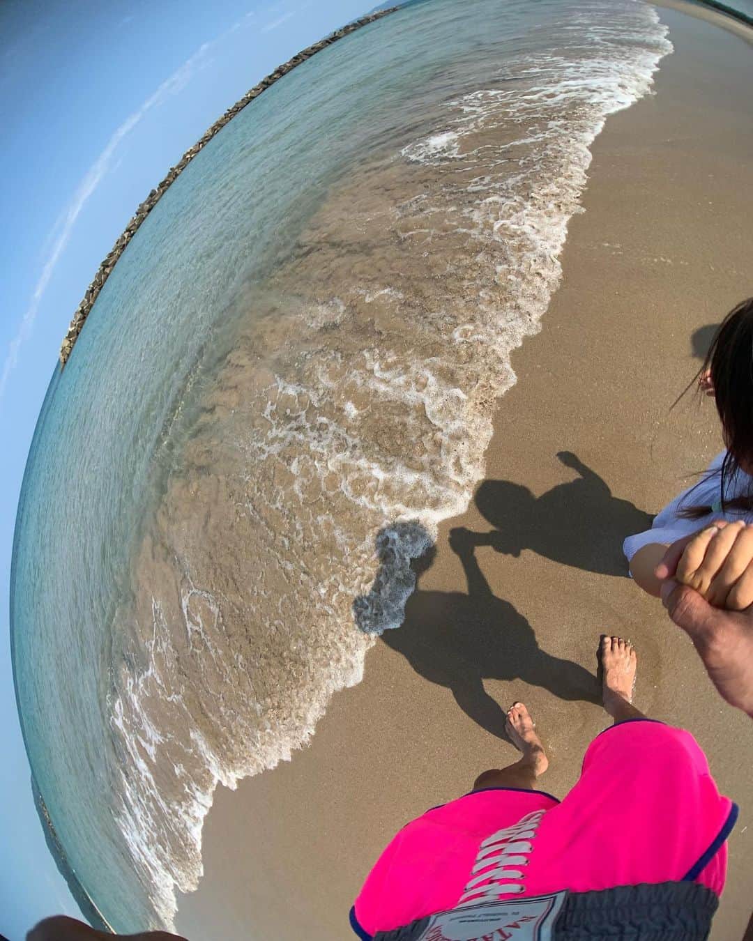 春日潤也さんのインスタグラム写真 - (春日潤也Instagram)「1日遅い我が家の海の日🏖 家から車で10分で貸切状態の綺麗なビーチがあることに感謝🙏 子供達もびちょびちょになり砂だらけまみれで楽しそうでした🤩 BSKKは本日、明日とお休みです！ 木曜日から通常営業します🙇‍♂️ #海水浴  #海 #tokyographer」7月16日 12時36分 - junya_kasuga