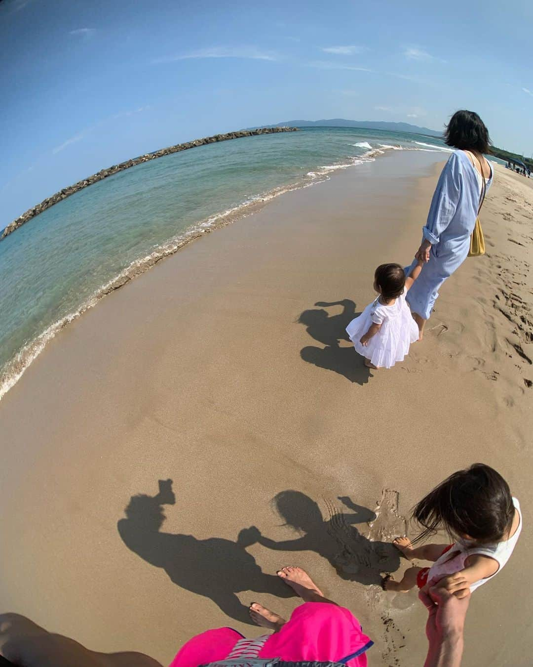 春日潤也さんのインスタグラム写真 - (春日潤也Instagram)「1日遅い我が家の海の日🏖 家から車で10分で貸切状態の綺麗なビーチがあることに感謝🙏 子供達もびちょびちょになり砂だらけまみれで楽しそうでした🤩 BSKKは本日、明日とお休みです！ 木曜日から通常営業します🙇‍♂️ #海水浴  #海 #tokyographer」7月16日 12時36分 - junya_kasuga