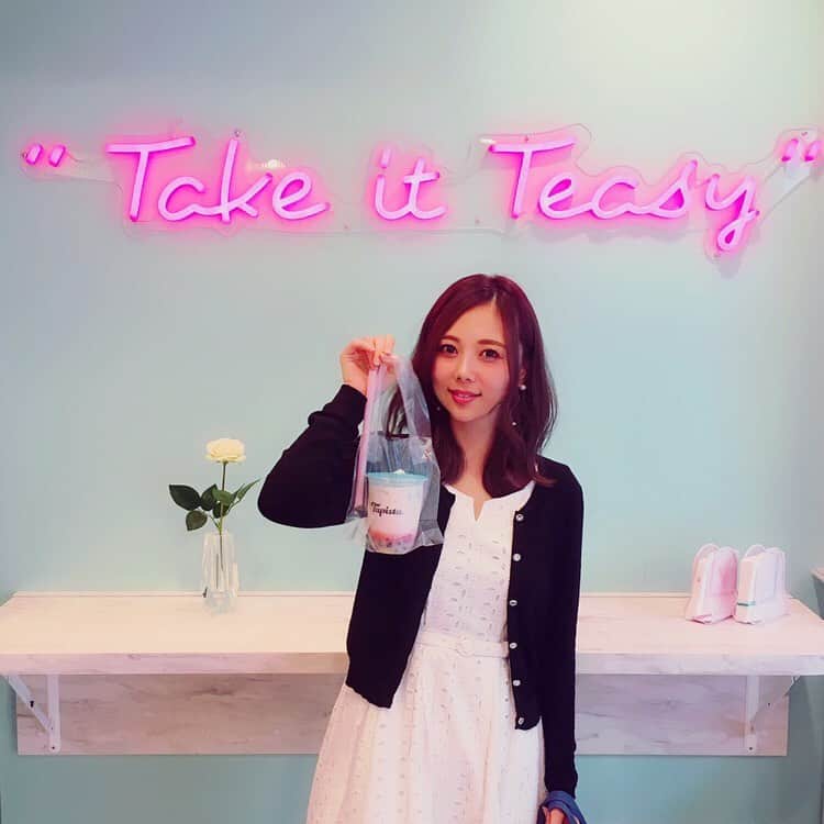 西村季里子のインスタグラム：「・ 渋谷に新しくできたタピオカ屋さん 💗Tapista💗 店内がとてつもなくかわいくて もうお店いるだけでテンション上がった🐰💖 タピオカは生いちご味にした🍓 果肉たっぷりで贅沢だったな〜💕 いまタピオカ屋さんたくさんありすぎて、 しかもどこも並んでてうわ〜ってなってたけど ここは並んででもまた行きたい🐷🍓 #タピオカ#tapioca#タピオカ巡り #tapista#タピスタ#渋谷#かわいい #生いちご#生いちごタピオカ#🍓 follow#followme」
