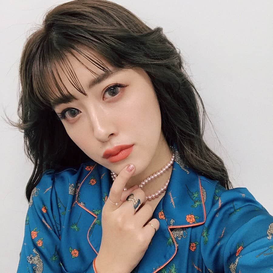 のインスタグラム：「昨日の私♥︎﻿ 70's〜 makeにしてみたんだけど。。。﻿ どうかな？？﻿ ﻿ #ファラフォーセットメジャース ﻿ 素敵な女優さんがmodel👸🏼﻿ ﻿ #サーファーカット の元祖💙💙💙﻿💙💙 ﻿ 洋服は同じでもこうやって髪型やメイクで印象変えられるから女の子って楽しいって思うんだよね〜💘﻿ ﻿ #みやめいく﻿ #みやカワ ﻿ #みやふく #70s #チャーリーズエンジェル」