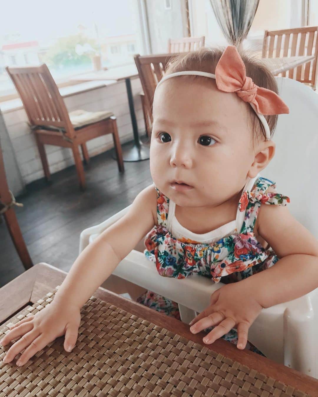 高橋菜摘のインスタグラム：「🌼🌸🌷🌼🌸 最近お店の子供椅子に座れるようになって 抱っこやベビーカーじゃなく 一緒にLunchやお茶してる感じが楽しい☕️ . よく付けてるヘアリボンは  @mielruban_bambine の新作🎀 柔らかいゴムのヘアバンドだから 赤ちゃんでもストレスなく付けれるよ♡ #薄毛ベビー だからリボンでおめかし。 女の子は本当に楽しいんだと実感👧 色々な可愛い物が溢れてて ４年前の子育てと全然違うなぁ🤣 他にも新作リボンたっくさん届いたので また付けたら載せます🎀」