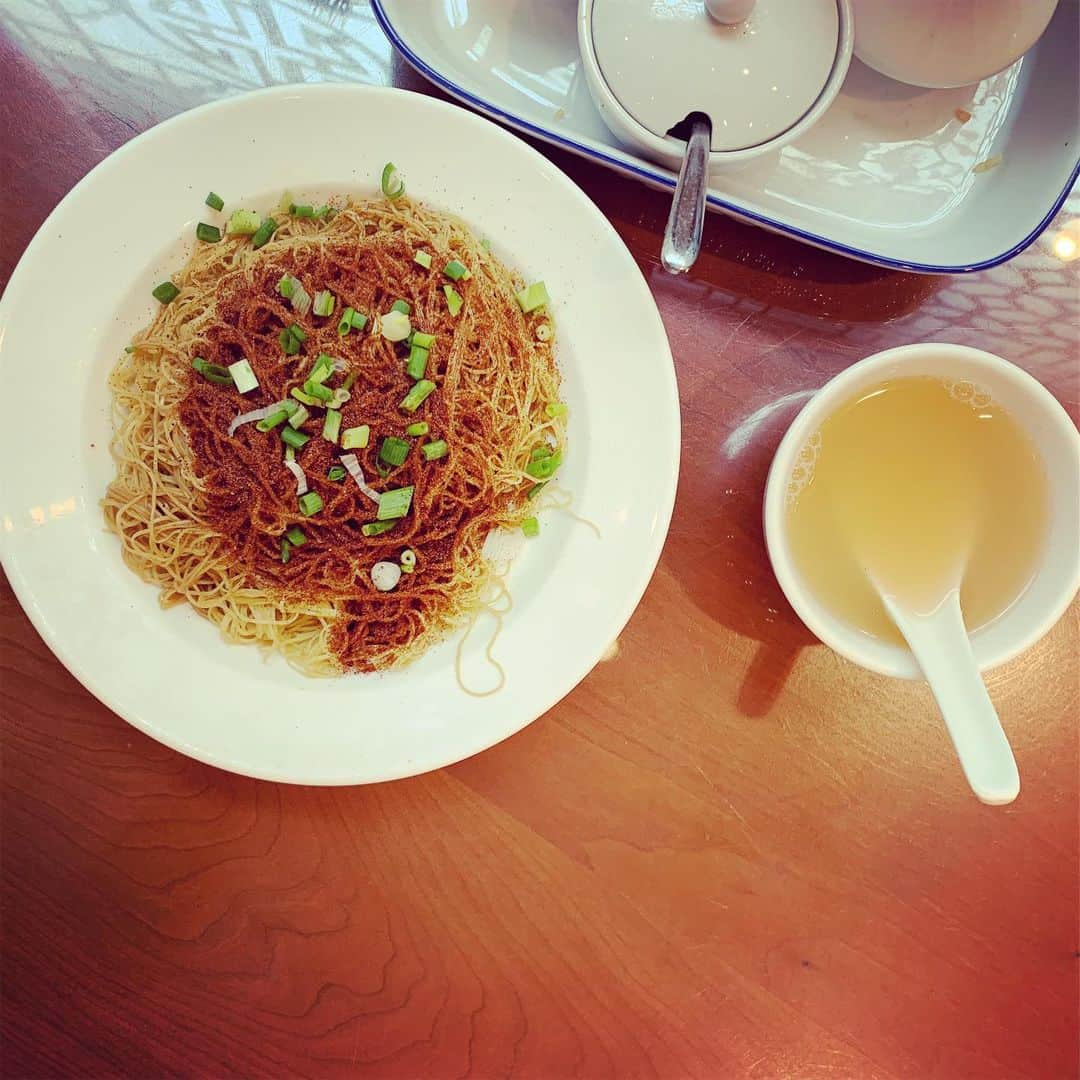 ワタナベマキさんのインスタグラム写真 - (ワタナベマキInstagram)「蝦麺は欠かさず購入。蝦の卵を揚げたものをかけて、甘いしょうゆと酢と。 #マカオ #アンバサダー  @macao_japan #楽しさがとまらないマカオ」7月16日 12時32分 - maki_watanabe