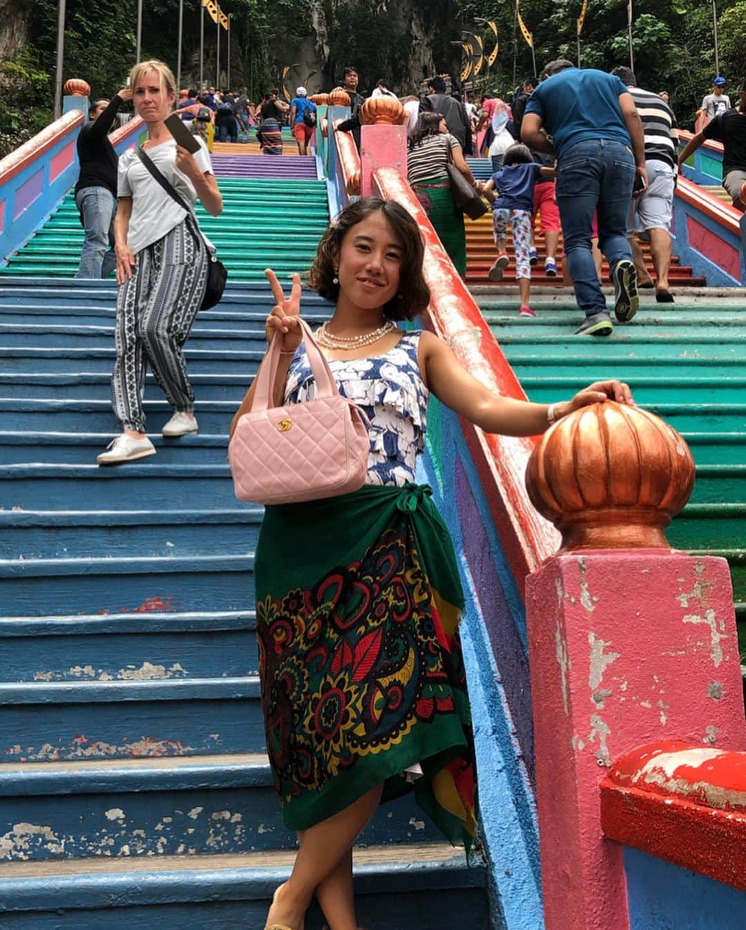加藤未唯さんのインスタグラム写真 - (加藤未唯Instagram)「マレーシア旅行Day1🇲🇾❤ 階段キツかった〜 Sky barは最高でした！最後の絶景です🌃 お気づきかもしれませんが、髪の毛をバッサリ切りました💁✂ こんなに短いのは初めてです、どうでしよう？🙄 #Malaysia #kualalumpur  #マレーシア #クアラルンプール #旅行」7月16日 12時35分 - miyukato1121