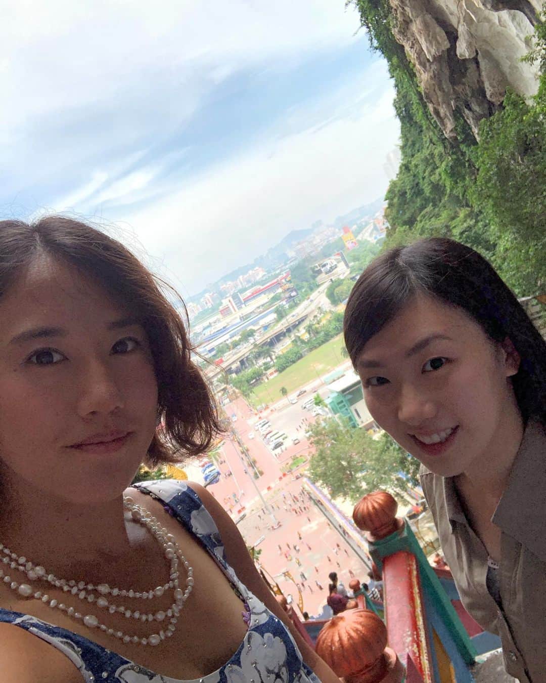 加藤未唯さんのインスタグラム写真 - (加藤未唯Instagram)「マレーシア旅行Day1🇲🇾❤ 階段キツかった〜 Sky barは最高でした！最後の絶景です🌃 お気づきかもしれませんが、髪の毛をバッサリ切りました💁✂ こんなに短いのは初めてです、どうでしよう？🙄 #Malaysia #kualalumpur  #マレーシア #クアラルンプール #旅行」7月16日 12時35分 - miyukato1121