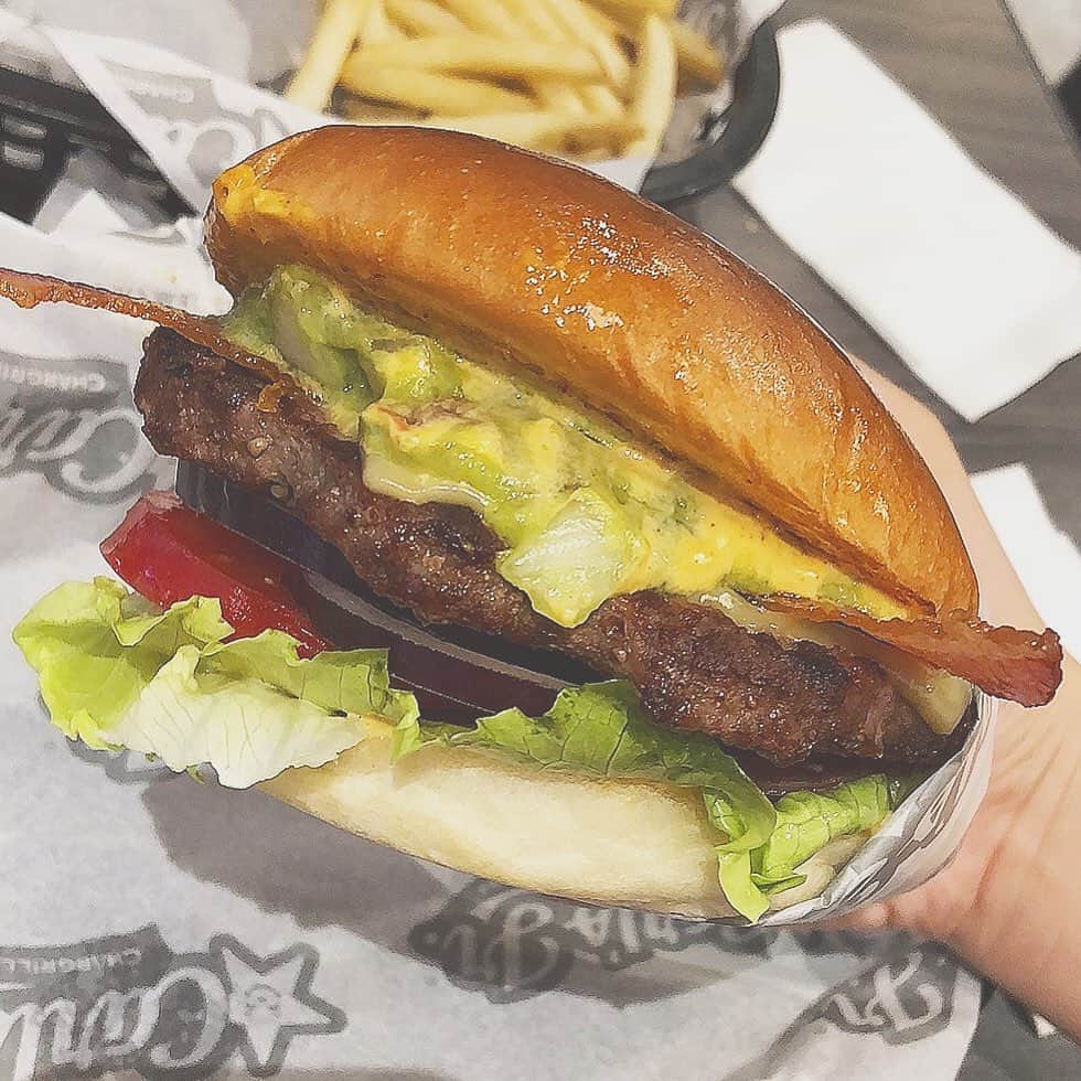 橋本香澄さんのインスタグラム写真 - (橋本香澄Instagram)「. お昼〜🍔🍟🥗 . ハンバーガーはここが1番すき🍴❣️ . #hamburger #potato #junkfood  #carlsjr #yummy #favorite #burger  #lunch #rainyday #instagood #instalike」7月16日 12時36分 - _jasmine_tete_