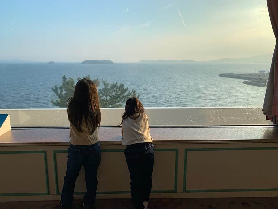 mocchiのインスタグラム：「＊＊＊＊＊ @shofuen 様よりご招待頂いて旅館へ宿泊させて頂きました♡ ・ ・ 目の前が全部海！！ ・ 部屋から見える景色も全面海だったよー♡ ・ ・ 子供用の浴衣も貸してくれて 小春たちめっちゃ喜んでた✌️ ・ ・ ありがとうございました✨ ・ ・ #松風園#ラグーナ蒲郡#蒲郡#旅館」