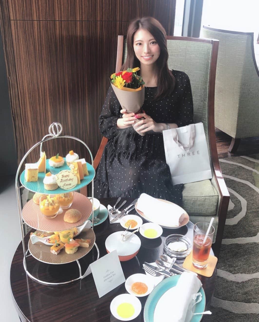 橘沙奈さんのインスタグラム写真 - (橘沙奈Instagram)「* マンダリンオリエンタル東京の マンゴーアフタヌーンティー☕️♪ @yurin_chicchi お祝いまでありがとう🥺💕 お花すごい可愛い〜🌻 早速飾ったよ( *>ω<*)/ * #afternoontea #mandarinorientaltokyo #sweets #flower #マンダリンオリエンタル東京 #マンゴーアフタヌーンティー #マンゴー #アフタヌーンティー」7月16日 12時48分 - an.an.0706