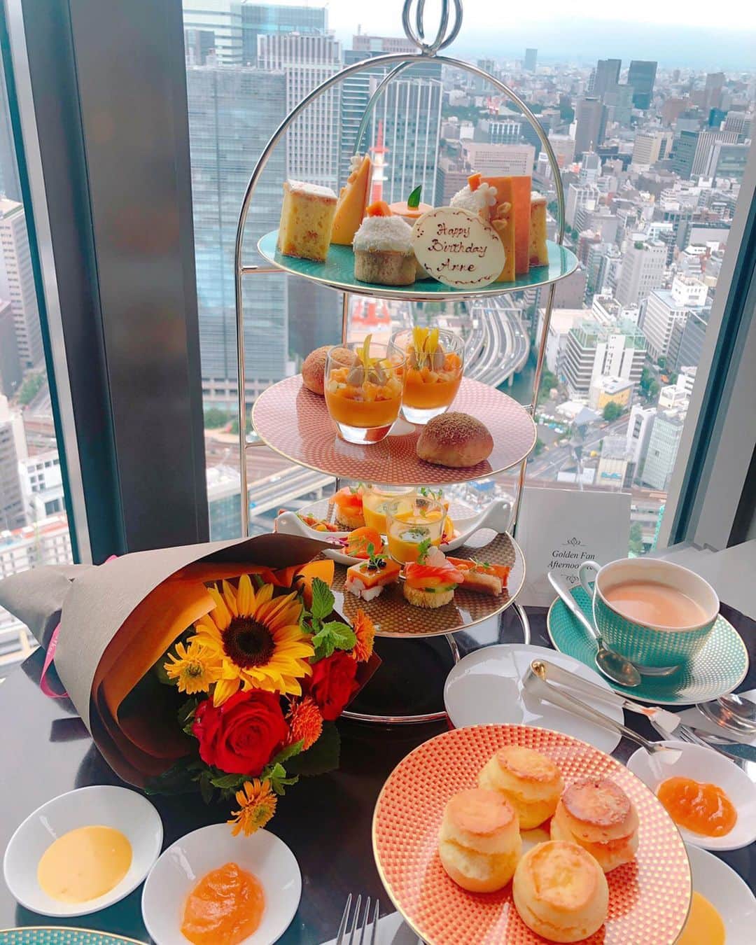 橘沙奈さんのインスタグラム写真 - (橘沙奈Instagram)「* マンダリンオリエンタル東京の マンゴーアフタヌーンティー☕️♪ @yurin_chicchi お祝いまでありがとう🥺💕 お花すごい可愛い〜🌻 早速飾ったよ( *>ω<*)/ * #afternoontea #mandarinorientaltokyo #sweets #flower #マンダリンオリエンタル東京 #マンゴーアフタヌーンティー #マンゴー #アフタヌーンティー」7月16日 12時48分 - an.an.0706