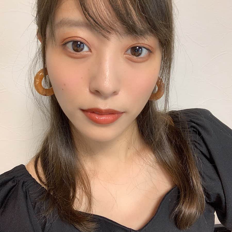 のインスタグラム：「湿気で髪の毛がぱやぱやしてるのは置いといて、、（笑） @etvos.jp のAWかなり良きです💓 アイシャドウとマットなクレヨンリップがめちゃくちゃお洒落で、これ使ったら一気に秋の顔になっちゃったの😂✨ なので写真ではグロスも重ねてます💄 . アイシャドウは発色が良くて日本人の肌に合いやすいカラー。 下まぶたにも色味をのせてニュアンスを出すのが好き。 リップはかなりの確率でどこの？て聞かれるくらいすごく良い色。 それにマットリップなのにカピカピになりにくいの✨ さすがエトヴォス様😭🙏🏻✨ 三色出るんだけど、ヌードテラコッタっていう限定色がめちゃくちゃ良い色だからそれも今から狙っております。。🥺💗 これだけでもぐっとお洒落顔になるし、上からグロスを重ねるとまた違ったニュアンスになってめちゃ使えるじゃん🤦🏻‍♀️という感じです。（笑） . 色の詳細は シャドウ→オータムリーブス リップ→フィグブラウン グロス→キャンディオレンジ(これは既に発売されてます) . 8/21発売です✨が、アイシャドウとヌードテラコッタは限定だから気になる人はお早めに🏃🏻‍♀️💨 . #etvos#cosmekitchen#lipstick#lip#eyeshadow#aw#naturalcosmetics#organiccosmetics#organic#mother#mineralcosmetics#エトヴォス#ミネラルコスメ#リップ#コスメキッチン#オーガニック#オーガニックコスメ#ナチュラルコスメ#アイシャドウ#マットリップ#ふぁの感動シリーズ#敏感肌#敏感肌コスメ」