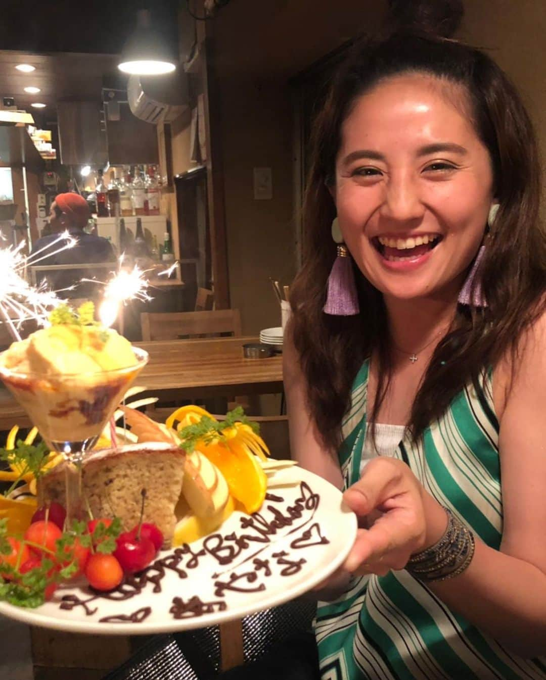 槙あやなさんのインスタグラム写真 - (槙あやなInstagram)「31歳の誕生日を迎えました。 前日、当日と楽しすぎて、 笑顔が弾ける時間を過ごしました。 大好きな人たちに心から感謝。 そして、いつも見守ってくれている 家族にも心からの愛を。  31歳を精一杯生きていきます♫  #mybirthday #happybirthday  #誕生日 #感謝  #プレゼント #たくさん #ありがとう」7月16日 12時44分 - ayana_maki