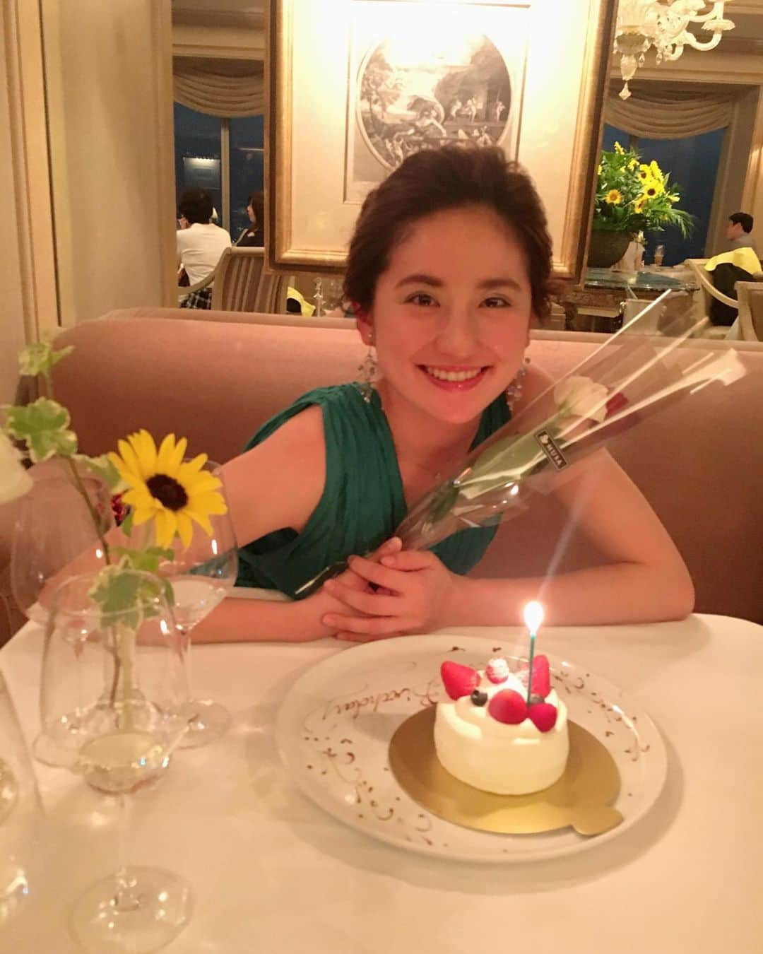 槙あやなさんのインスタグラム写真 - (槙あやなInstagram)「31歳の誕生日を迎えました。 前日、当日と楽しすぎて、 笑顔が弾ける時間を過ごしました。 大好きな人たちに心から感謝。 そして、いつも見守ってくれている 家族にも心からの愛を。  31歳を精一杯生きていきます♫  #mybirthday #happybirthday  #誕生日 #感謝  #プレゼント #たくさん #ありがとう」7月16日 12時44分 - ayana_maki