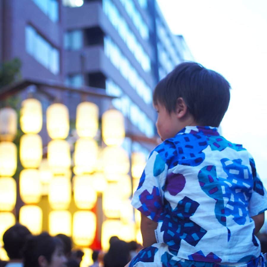 木村涼子さんのインスタグラム写真 - (木村涼子Instagram)「2019.7.16 ラデュレが京都にできたー！！ いつの日かパリに行くことがあったら ぜひ行きたい！と憧れてたお店✧ マカロン発祥のお店✧ お店の内装も可愛くて、 昔見たマリー・アントワネットの映画を思い出しました。  祇園祭もチラリと見に行きました。 息子すごい人混みに少しビビっていた💦  #ラデュレ #ラデュレ京都四条店 #LADURÉE #フランス #マカロン #ケーキ #いちご #イチゴ #苺 #🍓 #ストロベリー #strawberry #スイーツ #sweets #スイーツ部 #おうちカフェ #洋服のプレート #フレーズラデュレ #洋服のプレートカタログ」7月16日 12時47分 - kimuryou