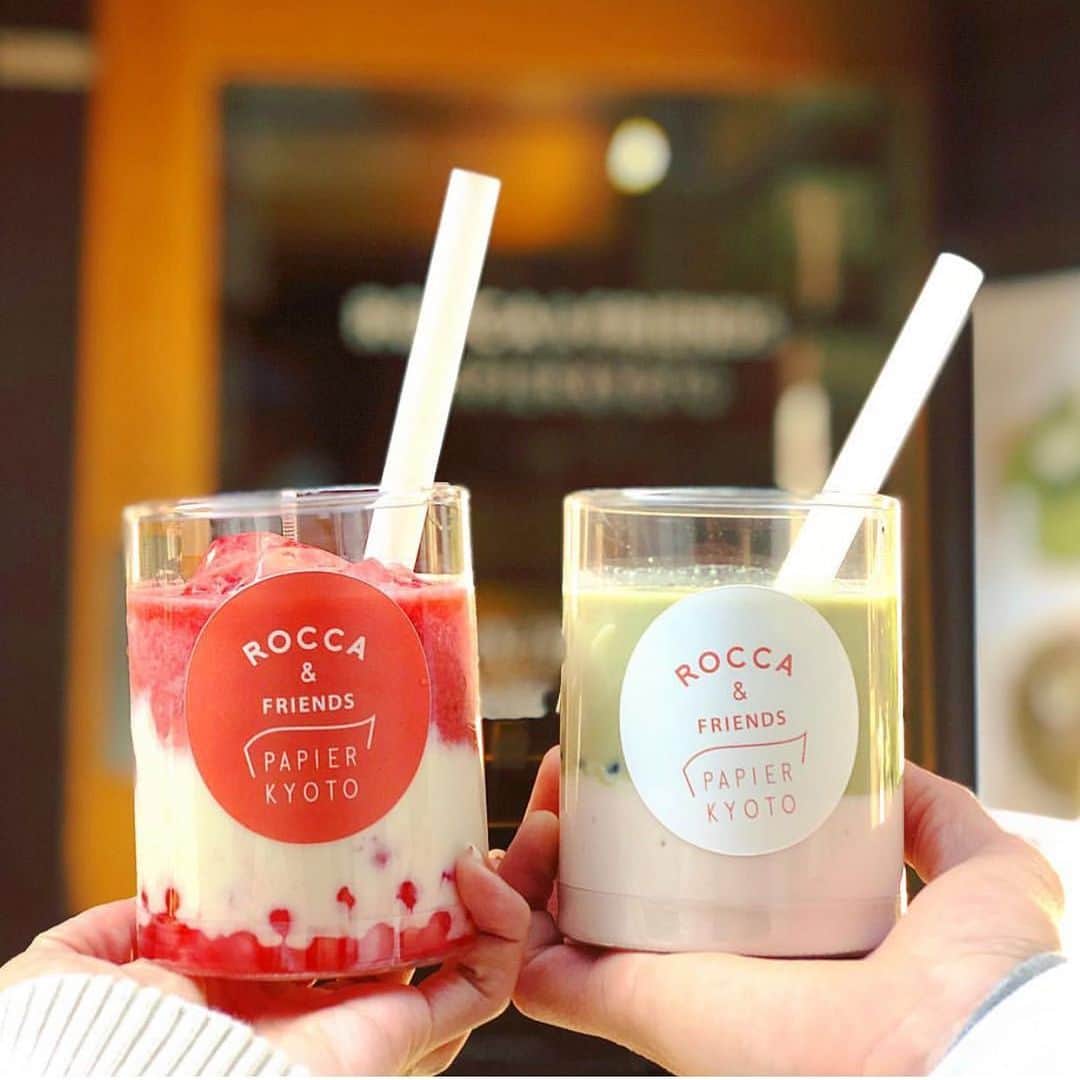 のインスタグラム：「【RETRIP×京都】 こちらは京都にある「ROCCA&Friends Papier KYOTO」です。こちらの写真は、タピオカスムージーです。さまざまなフレーバーがあるので、その日の気分に合わせて選ぶことができますよ。スムージーとタピオカ、パンナコッタが組み合わさったドリンクは、混ぜて飲むとシェイクのように変化しますよ、 .  RETRIPでは「おでかけ」に関する様々な情報を発信しています。ぜひ他のアカウントもチェックしてください！ RETRIPでは「おでかけ」に関する様々な情報を発信しています。ぜひ他のアカウントもチェックしてください！ @retrip_nagoya_ 名古屋の話題のカフェを紹介 @retrip_osaka_ 大阪のおでかけグルメスポットを紹介 @retrip_fukuoka_ 福岡のおでかけグルメスポットを紹介 @retrip_korea_ 韓国の話題のカフェを紹介 @retrip_news 最新のおでかけ情報を紹介 @retrip_nippon 日本の絶景を紹介 @retrip_global 海外の絶景を紹介 @retrip_dinner 全国の話題のごはんを紹介 @retrip_cafe 全国のおしゃれなカフェを紹介 . ▼RETRIP[リトリップ]のアプリは AppStore、GooglePlay「リトリップ」で検索！ プロフィールのURLからもダウンロードできます。 . photo by @hirooo.16 . . #retrip #retrip_mo #retrip_gourmet #RETRIP #リトリップ #retrip_kyoto #retrip_京都 #京都 #京都カフェ  #roccaandfriends #roccaandfriendspapierkyoto #いちごスムージー #スムージータピオカ #タピオカスムージー #オリジナルパンナコッタタピオカスムージー #パンナコッタ #オリジナルパンナコッタ #ストロベリーアマレット #お洒落 #オシャレ #オシャレカフェ #おしゃカフェ #カラフル #フォトジェニック」