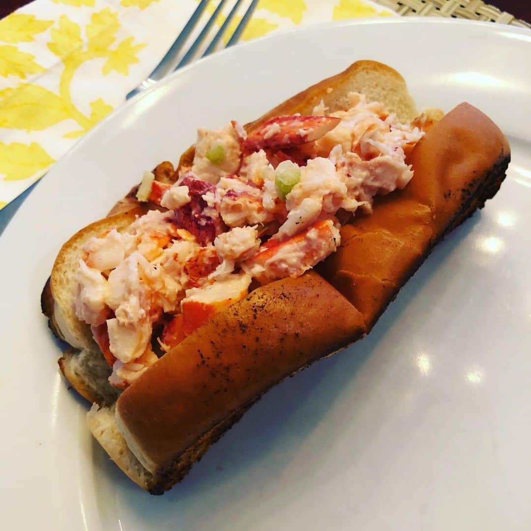 早見優さんのインスタグラム写真 - (早見優Instagram)「Absolutely delicious!! Thank you for a wonderful time!! Boston 本場のロブスターロール #とうもろこしにパルメザンチーズ #lobsterroll #watermelonsalad #greatfriends  #greatcompany」7月16日 12時49分 - yuyuhayami