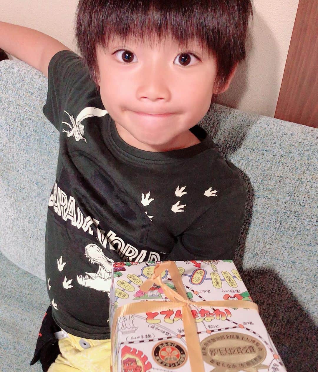 山田まりやさんのインスタグラム写真 - (山田まりやInstagram)「@bergspartyandballoon さんムネくんにプレゼントありがとうございます❣️ ・ 昨日のエステプロ・ラボ青山さんでの セミナーに来て下さった綺麗なママさんが😍✨ ・ 「長男が昔、ウルトラマンダイナを見てお世話になりました❣️ これムネくんにプレゼント作ってきました❣️」と、 ・ トイストーリーの可愛い素敵過ぎる バルーンをプレゼントして下さいました😂🙌🎁💕✨ ・ セミナー終了間際に現れたムネくん❣️ 大喜びでした〜😆😍🙌🎉✨ ・ 2枚目 そしてサプライズで来てくれた洋子さんが厚生大臣賞を受賞の 都電もなかをプレゼントしてくれました😋🎁✨ ・ 3、4枚目 洋子さんには急遽！ セミナー後にタクシーに一緒に乗ってもらい、 テレビ東京の楽屋にて ムネくんと生放送を見届けていただいちゃいました❣️😆🙌✨ ・ ムネくん大喜びで😆 恐竜図鑑を洋子さんに見せながら お喋りが止まりませんでした🤣www ・ 洋子さんありがとうございました😂🙏❤️✨ ・ 5枚目 昨日のヘアメイク棚ちゃんの ヘアセットのバックショット😍✨ ・ ・ #白金台  #balloon  @bergspartyandballoon  #トイストーリー  #可愛い  #素敵  #都電もなか  #ムネくん  @central_official_」7月16日 13時06分 - mariya.yamada