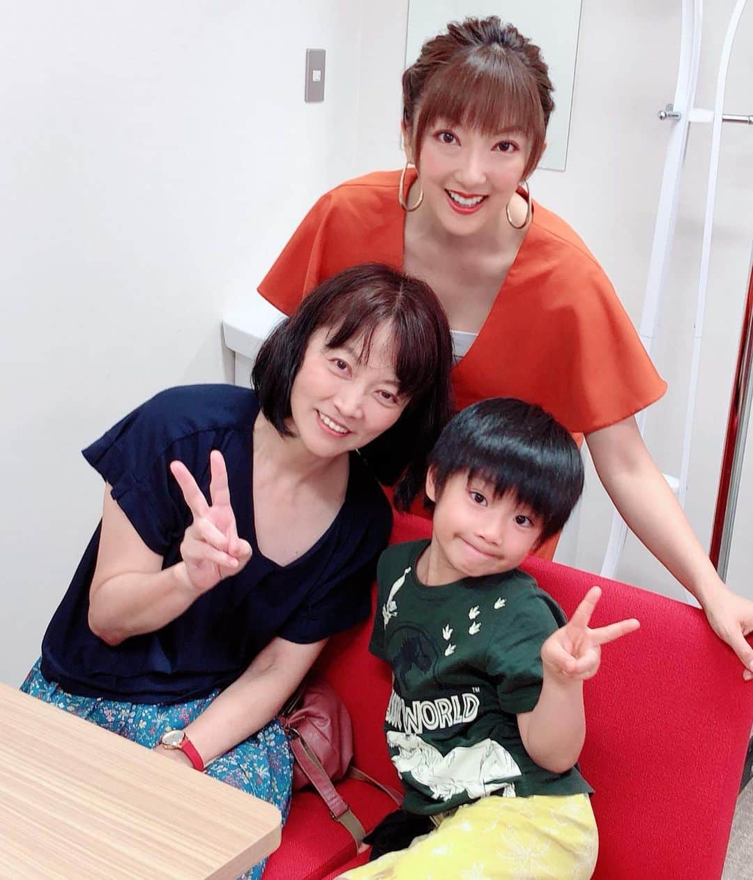 山田まりやさんのインスタグラム写真 - (山田まりやInstagram)「@bergspartyandballoon さんムネくんにプレゼントありがとうございます❣️ ・ 昨日のエステプロ・ラボ青山さんでの セミナーに来て下さった綺麗なママさんが😍✨ ・ 「長男が昔、ウルトラマンダイナを見てお世話になりました❣️ これムネくんにプレゼント作ってきました❣️」と、 ・ トイストーリーの可愛い素敵過ぎる バルーンをプレゼントして下さいました😂🙌🎁💕✨ ・ セミナー終了間際に現れたムネくん❣️ 大喜びでした〜😆😍🙌🎉✨ ・ 2枚目 そしてサプライズで来てくれた洋子さんが厚生大臣賞を受賞の 都電もなかをプレゼントしてくれました😋🎁✨ ・ 3、4枚目 洋子さんには急遽！ セミナー後にタクシーに一緒に乗ってもらい、 テレビ東京の楽屋にて ムネくんと生放送を見届けていただいちゃいました❣️😆🙌✨ ・ ムネくん大喜びで😆 恐竜図鑑を洋子さんに見せながら お喋りが止まりませんでした🤣www ・ 洋子さんありがとうございました😂🙏❤️✨ ・ 5枚目 昨日のヘアメイク棚ちゃんの ヘアセットのバックショット😍✨ ・ ・ #白金台  #balloon  @bergspartyandballoon  #トイストーリー  #可愛い  #素敵  #都電もなか  #ムネくん  @central_official_」7月16日 13時06分 - mariya.yamada