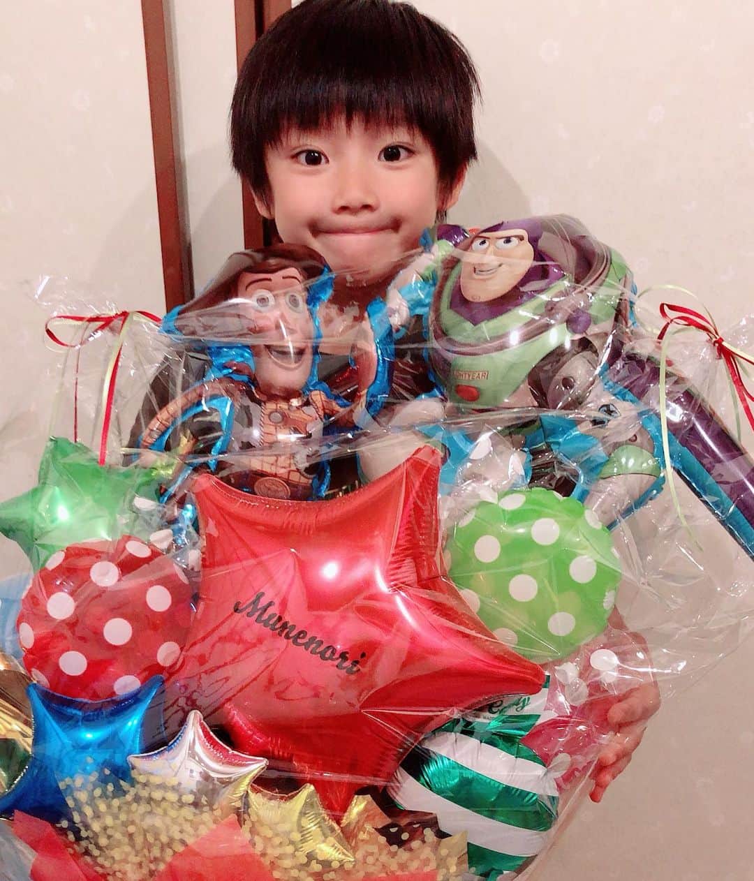 山田まりやさんのインスタグラム写真 - (山田まりやInstagram)「@bergspartyandballoon さんムネくんにプレゼントありがとうございます❣️ ・ 昨日のエステプロ・ラボ青山さんでの セミナーに来て下さった綺麗なママさんが😍✨ ・ 「長男が昔、ウルトラマンダイナを見てお世話になりました❣️ これムネくんにプレゼント作ってきました❣️」と、 ・ トイストーリーの可愛い素敵過ぎる バルーンをプレゼントして下さいました😂🙌🎁💕✨ ・ セミナー終了間際に現れたムネくん❣️ 大喜びでした〜😆😍🙌🎉✨ ・ 2枚目 そしてサプライズで来てくれた洋子さんが厚生大臣賞を受賞の 都電もなかをプレゼントしてくれました😋🎁✨ ・ 3、4枚目 洋子さんには急遽！ セミナー後にタクシーに一緒に乗ってもらい、 テレビ東京の楽屋にて ムネくんと生放送を見届けていただいちゃいました❣️😆🙌✨ ・ ムネくん大喜びで😆 恐竜図鑑を洋子さんに見せながら お喋りが止まりませんでした🤣www ・ 洋子さんありがとうございました😂🙏❤️✨ ・ 5枚目 昨日のヘアメイク棚ちゃんの ヘアセットのバックショット😍✨ ・ ・ #白金台  #balloon  @bergspartyandballoon  #トイストーリー  #可愛い  #素敵  #都電もなか  #ムネくん  @central_official_」7月16日 13時06分 - mariya.yamada