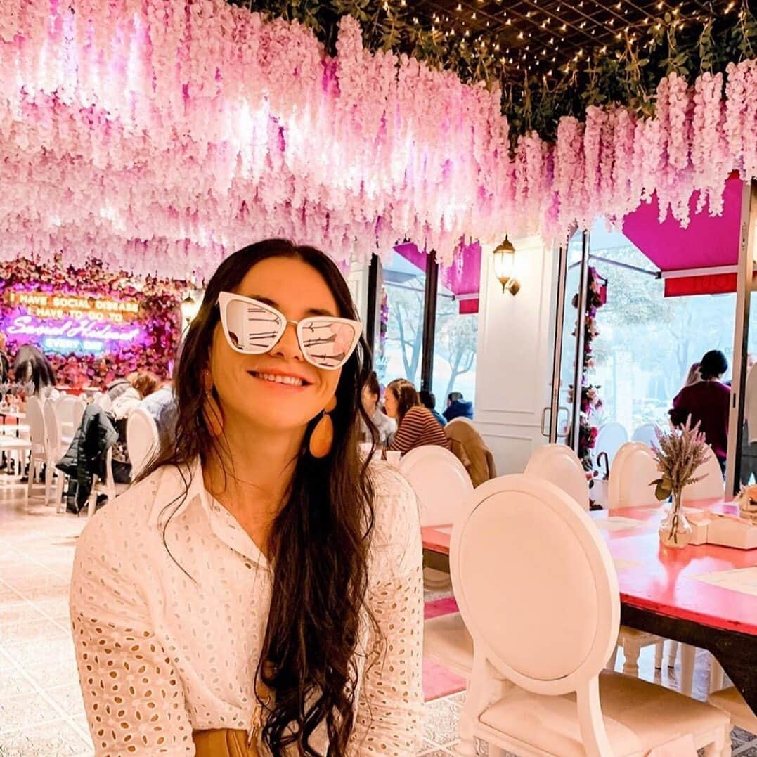 quayaustraliaさんのインスタグラム写真 - (quayaustraliaInstagram)「Dining in luxury ✨ 💕 @angela.e.hill lookin’ like royalty in REINA pearl/rose #QUAYXJLO #QUAYAUSTRALIA」7月16日 13時05分 - quayaustralia