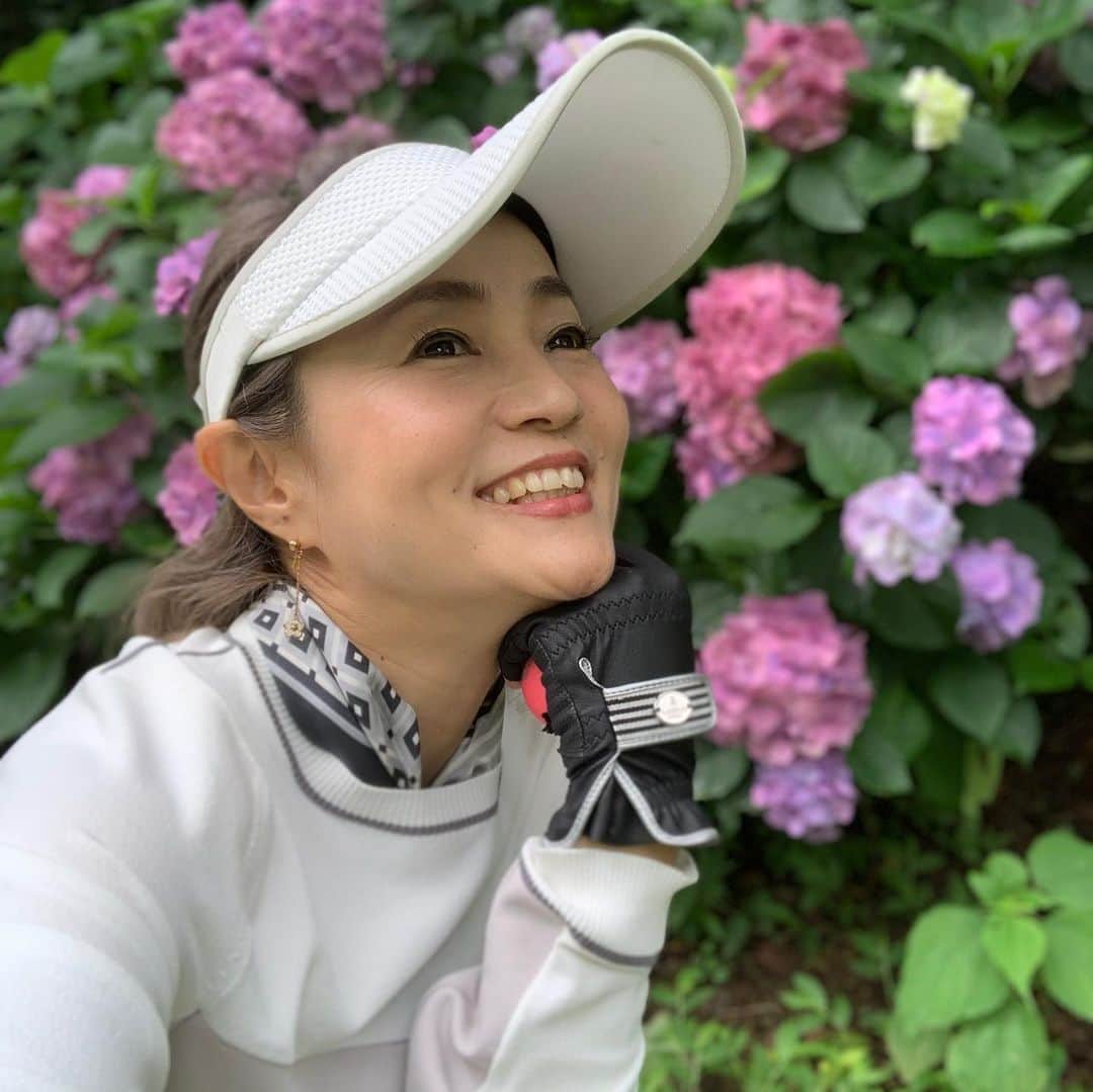 橋本志穂さんのインスタグラム写真 - (橋本志穂Instagram)「#ランバンスポール の #ゴルフウェア で 霧雨で紫陽花も綺麗♫ スコアはハーフベスト41で 全てハッピー」7月16日 12時58分 - shihohashimoto3