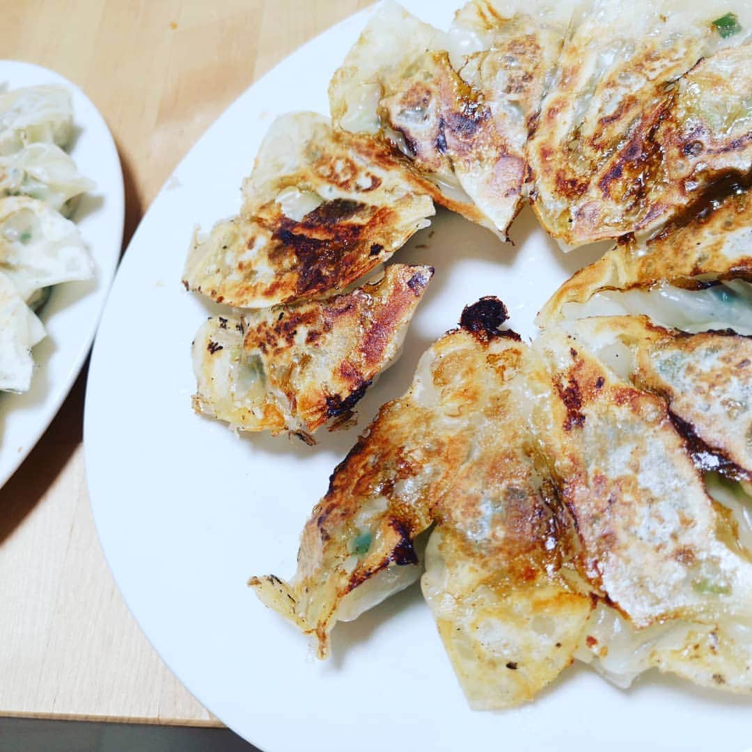 のインスタグラム：「これは一人で食べる分です。 #手作り餃子　#手作り餃子　#上手に焼けましたー」