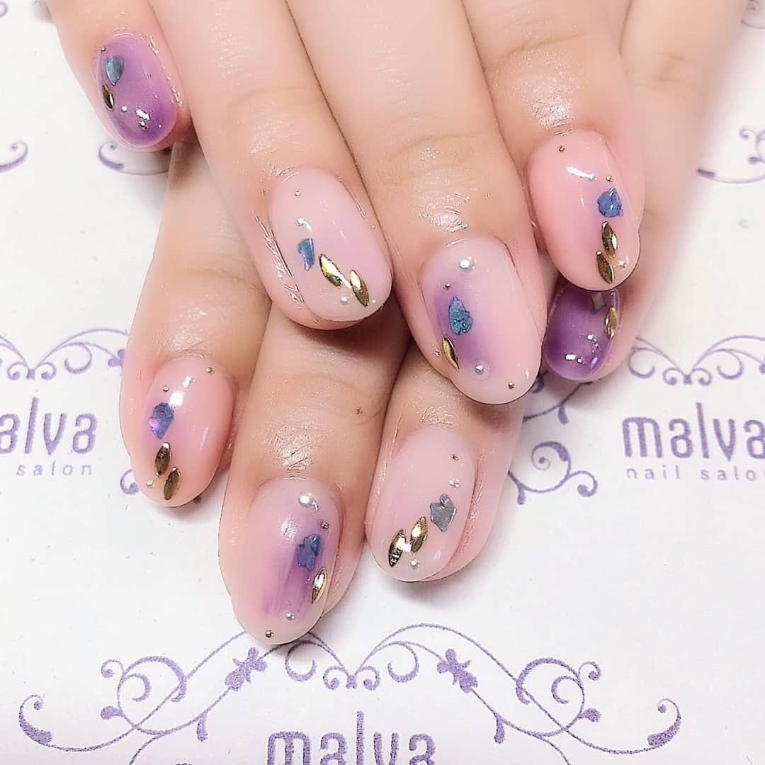 nailsalon malva（ネイルサロンマルヴァ）さんのインスタグラム写真 - (nailsalon malva（ネイルサロンマルヴァ）Instagram)「〜ベーシックプラス084〜 ✯アレンジver ☞swipe movie💅  透明感カラーとニュアンスがかわいいデザイン❤️ nailsalon malva  ご予約はLINEからがオススメです☆ 🌙原宿LINE ID→《@malva》 ※@を忘れずに‼︎ 全てのアートや料金表はHPより http://www.malvanail.com/sp/  #malva#マルヴァ#ネイル#gelnail#nail#nailart#naildesign#nailstagram#ジェル#gel#ジェルネイル#ネイルデザイン#原宿ネイル#nailsalon#ネイルサロン#ネイルチップ#森絵里香#malvaネイル#malvanail#ネイリスト募集#美甲#ロシアンマニキュア#ハンドネイル#夏ネイル#네일#젤네일#甲油#指甲#beauty#ニュアンスネイル」7月16日 13時00分 - malva_nail