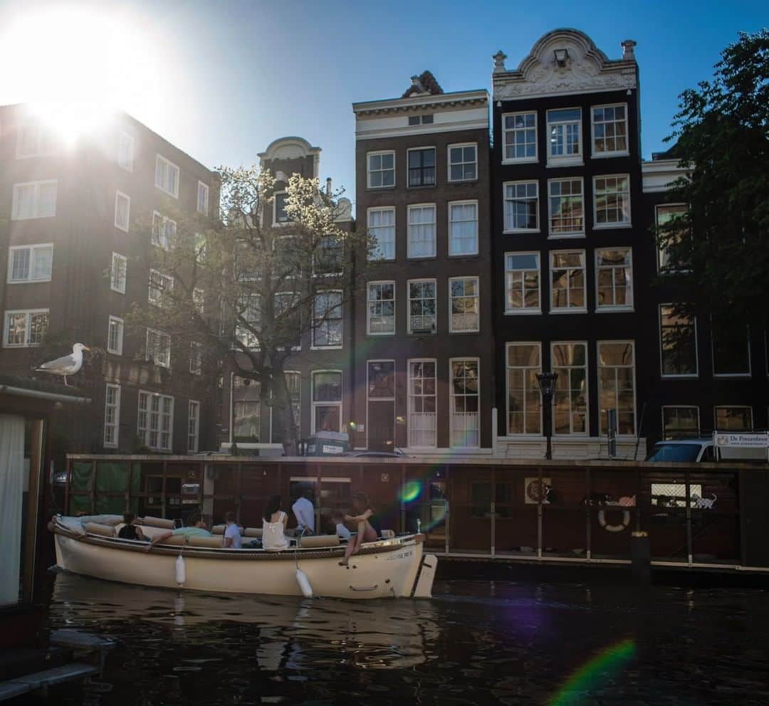 National Geographic Travelさんのインスタグラム写真 - (National Geographic TravelInstagram)「Photo by Muhammed Muheisen @mmuheisen | People enjoy a boat ride on a canal in Amsterdam, Netherlands. For more photos and videos from different parts of the world, follow me @mmuheisen and @mmuheisenpublic #Amsterdam #netherlands」7月16日 13時01分 - natgeotravel