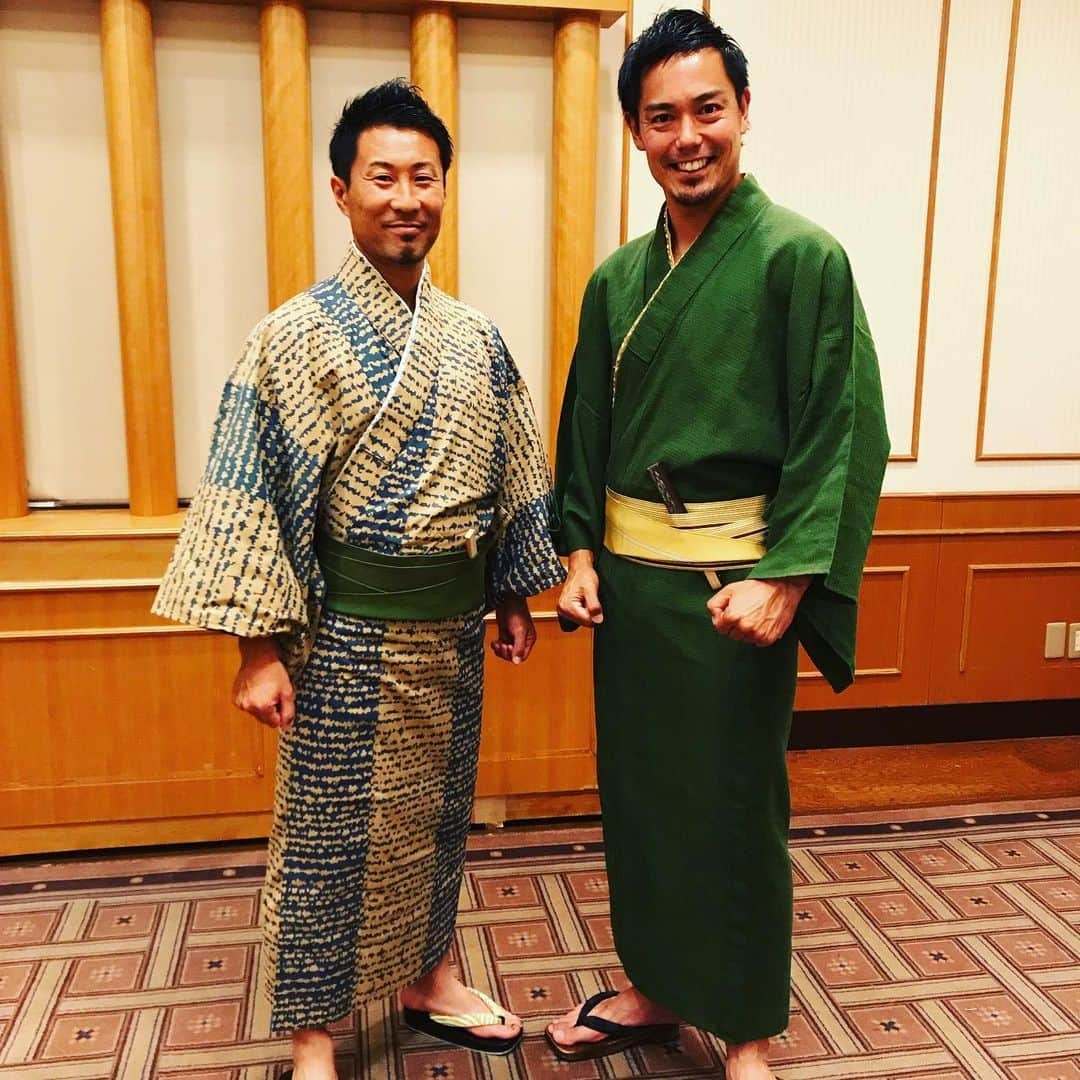 片山真人さんのインスタグラム写真 - (片山真人Instagram)「【ガチャスタグラム 仕事編】  夏は浴衣で街中へ〜👘✨ さあ祭りの季節のスタートや🤩 ぼんぼん踊り、改善の余地大💦  #浴衣 #夏祭り #summer #ゆかたファッションショー #松本美容界の重鎮様 #独特の世界観 #山雅応援ヘアカラー #ヒョウ柄 の浴衣とかあるんやな #松本ぼんぼん #今年も連長 #みんなどしどし参加してな🏮 #ぼんぼん踊り練習しなくては… #鐡戸裕史 #片山真人 #ガチャ #gacha #松本山雅FC #yamaga #onesoul #隠れミッキー #草履はやっぱ慣れへんわ #誰が吟じますや❌ #仲間 #ファミリー #笑顔 #いけだや呉服店」7月16日 13時28分 - gachastagram.11