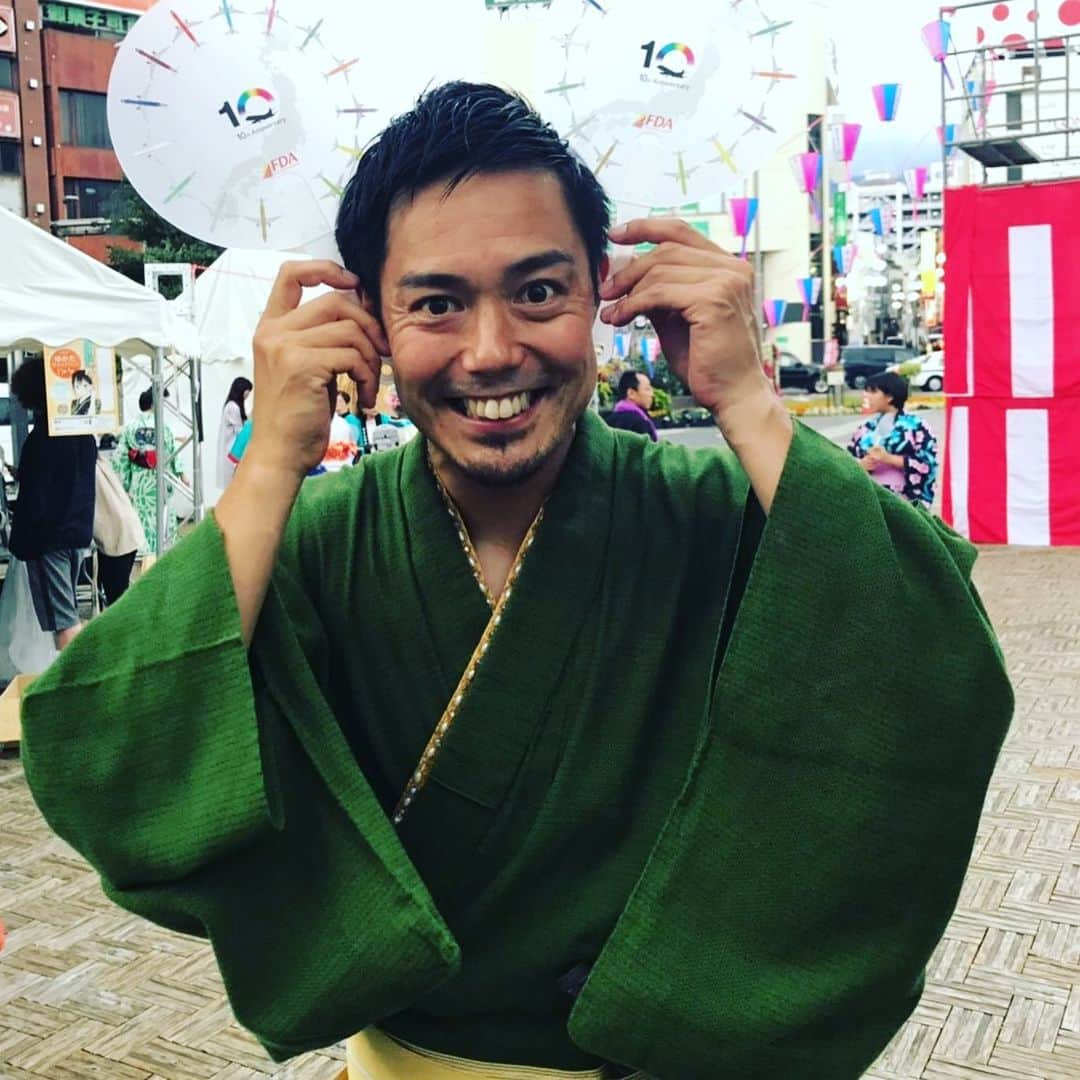 片山真人さんのインスタグラム写真 - (片山真人Instagram)「【ガチャスタグラム 仕事編】  夏は浴衣で街中へ〜👘✨ さあ祭りの季節のスタートや🤩 ぼんぼん踊り、改善の余地大💦  #浴衣 #夏祭り #summer #ゆかたファッションショー #松本美容界の重鎮様 #独特の世界観 #山雅応援ヘアカラー #ヒョウ柄 の浴衣とかあるんやな #松本ぼんぼん #今年も連長 #みんなどしどし参加してな🏮 #ぼんぼん踊り練習しなくては… #鐡戸裕史 #片山真人 #ガチャ #gacha #松本山雅FC #yamaga #onesoul #隠れミッキー #草履はやっぱ慣れへんわ #誰が吟じますや❌ #仲間 #ファミリー #笑顔 #いけだや呉服店」7月16日 13時28分 - gachastagram.11