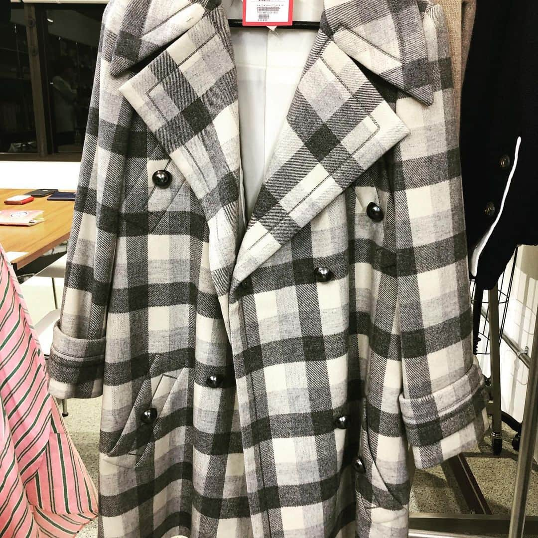 松浦美穂さんのインスタグラム写真 - (松浦美穂Instagram)「ユナイテッドアローズUAの8階にある日本服飾文化振興財団で… イブサンローランのヴィンテージ100点以上に出会いました❗️ 素敵過ぎる素材やディテールにウキウキ、ワクワク…✨ CHANEL、コム・デ・ギャルソン、本物のarmy clothesなどなども…  ホンモノを知ることの経験こそが未来の本質を掴めるヒントに…良質な素材、ポリシーあるデザイン…  これからデザイナー、スタイリストを目指している人達だけでなく…それぞれの立場から「ファッション」という文化を支え合える機会はとてもサスティナビリティなマインドを育てるのでは…  @jflf.or.jp  #UA #イブ.サンローラン #小林麻美さん私物 #未来の為に残した物 #歴史は未来のヒント #ファッションはカルチャー #twiggytokyo」7月16日 13時49分 - twiggy_mihomatsuura