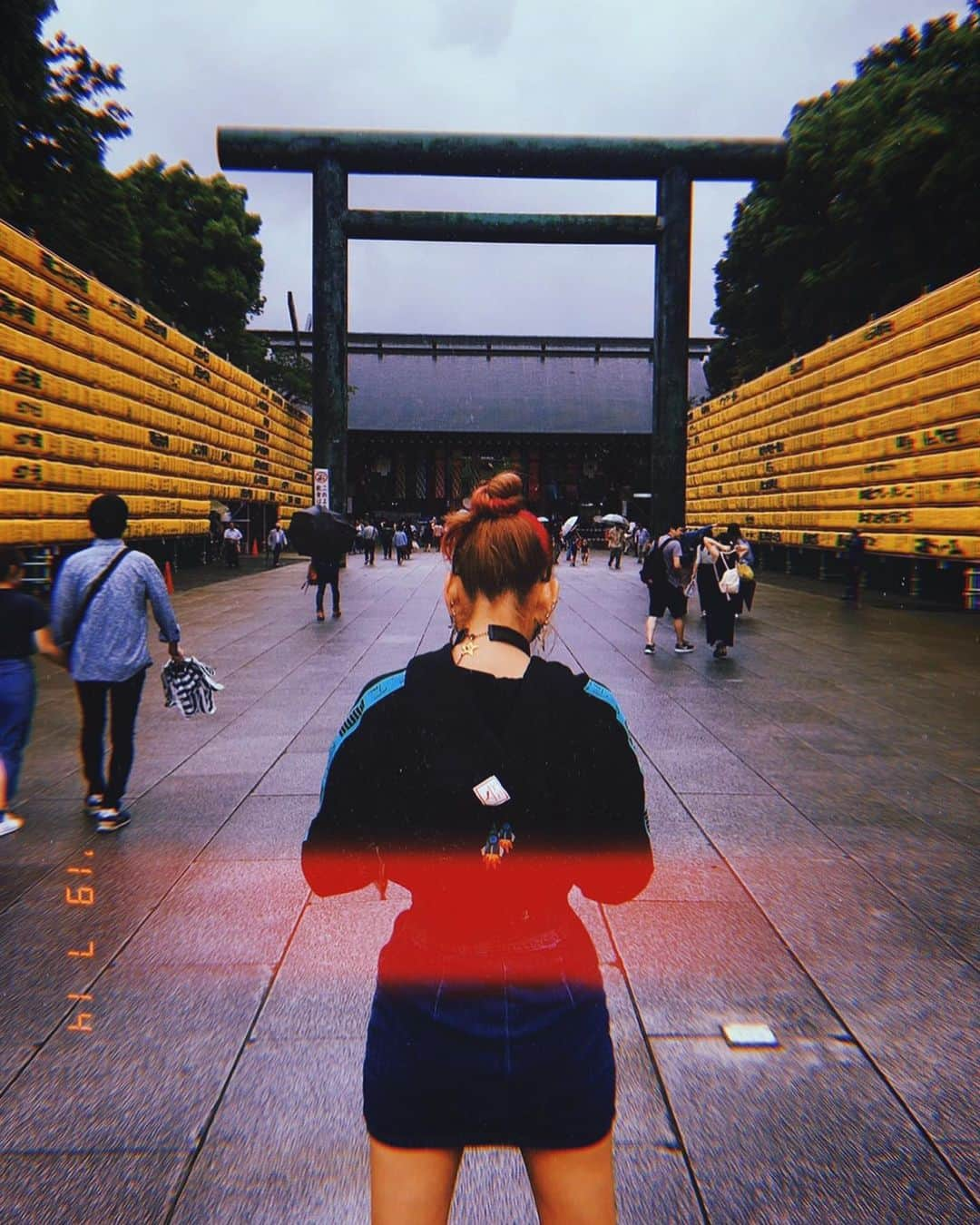 ソフィア・グリーンウッドさんのインスタグラム写真 - (ソフィア・グリーンウッドInstagram)「⛩🐱✨ #japan#tokyo#yasukuni#shrine#yasukunishrine#japanese#culture#wabisabi#style#rainyday#靖国神社#みたままつり#光の祭典#映え#夜のとばりに光り輝く大量の献灯#を楽しみにしてたのに#昼間に行くとゆう凡ミス#そんな中幸いにも#草の撮影に成功#ぼう然と立ち尽くしてるのは気のせい#最後の動画は安室ちゃんの全盛期」7月16日 13時43分 - sophichan