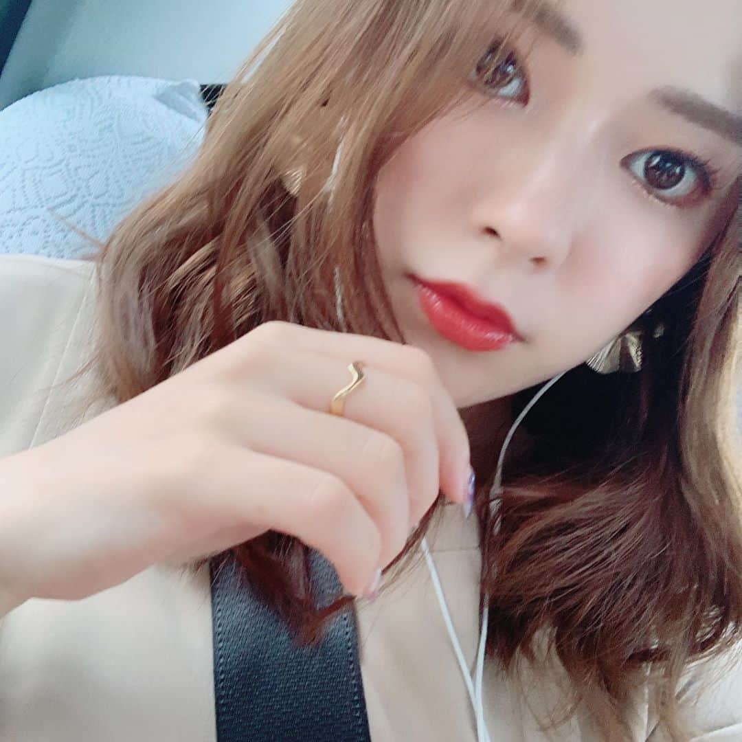 関根理紗さんのインスタグラム写真 関根理紗instagram セザンヌのグロスもリップも好きだけどグロスの方だと色味パッキリ出てこれはこれで好きなんだよね 雨なのに髪巻いた 無意味だった おはよ 7月16日 13時50分 Sekine Risa